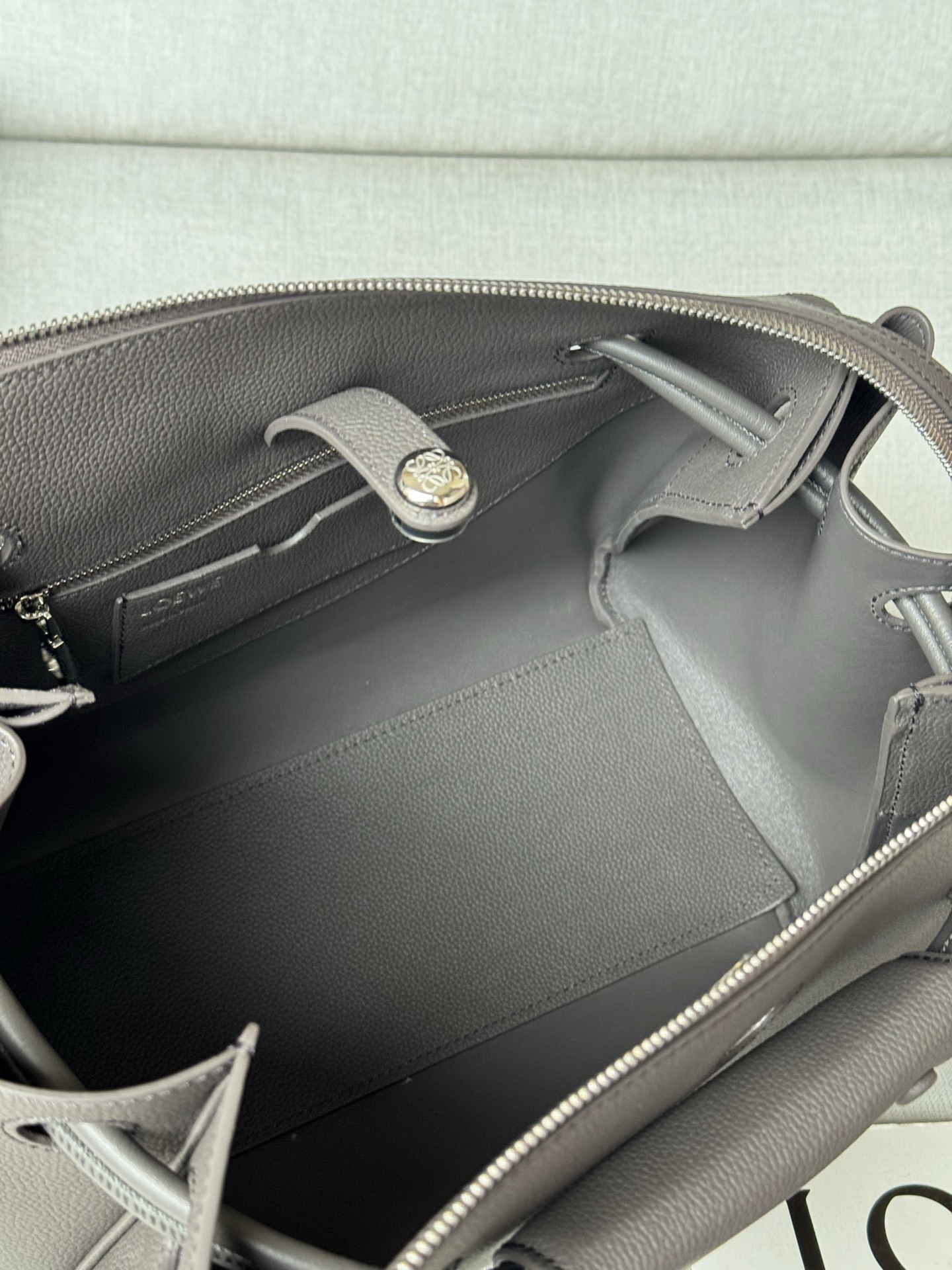 LOEWE Madrid Dimensions: 28.5*11*23cm 0255 Deep Black Medium Soft Calfskin Madrid Handbag