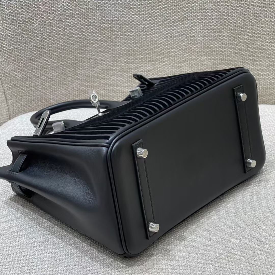 Hermès Model: Birkin 25 Color: Black with silver hardware Dimensions: 25cm x 20cm x 13cm