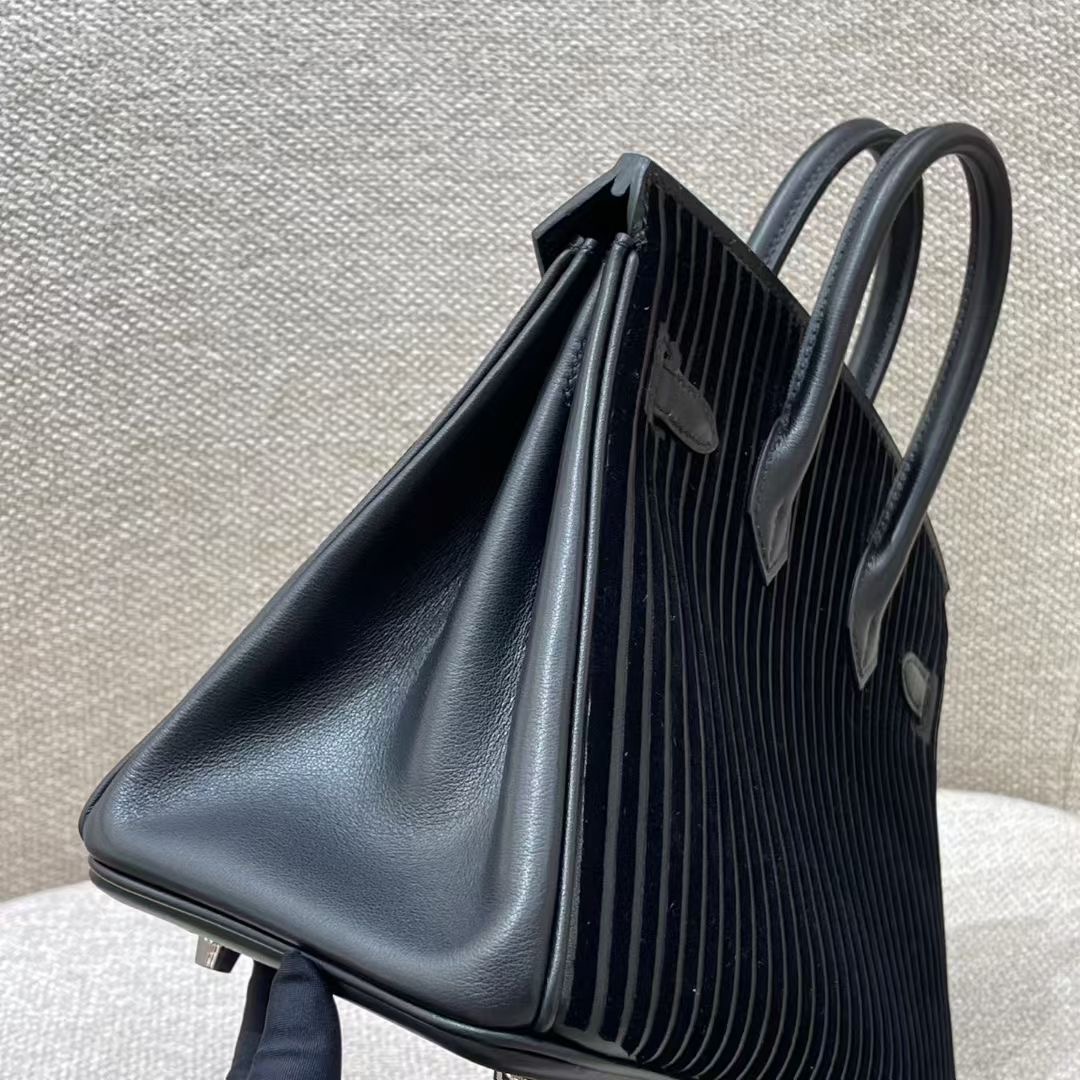 Hermès Model: Birkin 25 Color: Black with silver hardware Dimensions: 25cm x 20cm x 13cm