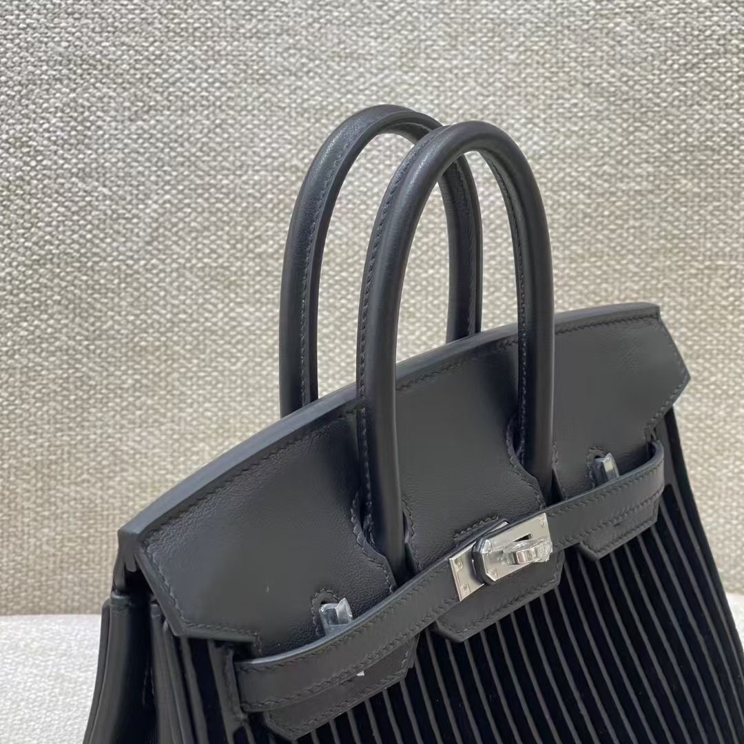 Hermès Model: Birkin 25 Color: Black with silver hardware Dimensions: 25cm x 20cm x 13cm