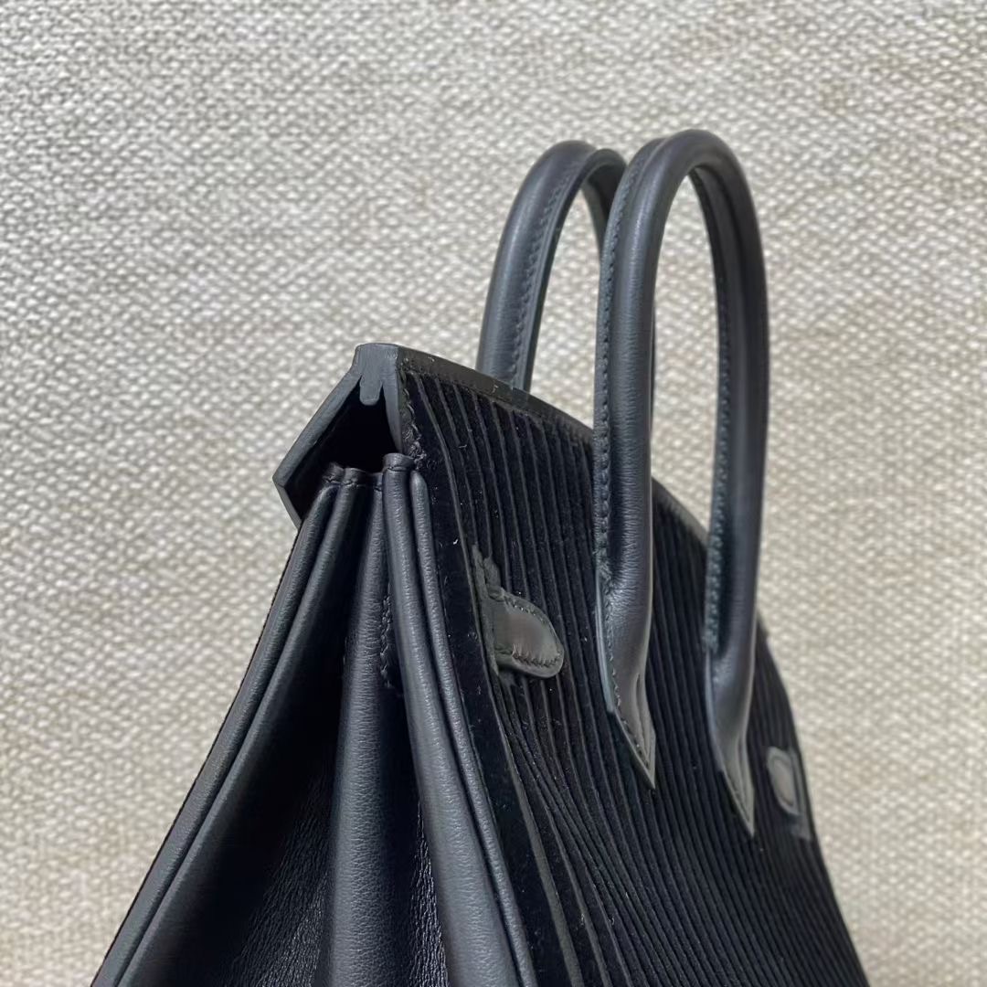 Hermès Model: Birkin 25 Color: Black with silver hardware Dimensions: 25cm x 20cm x 13cm