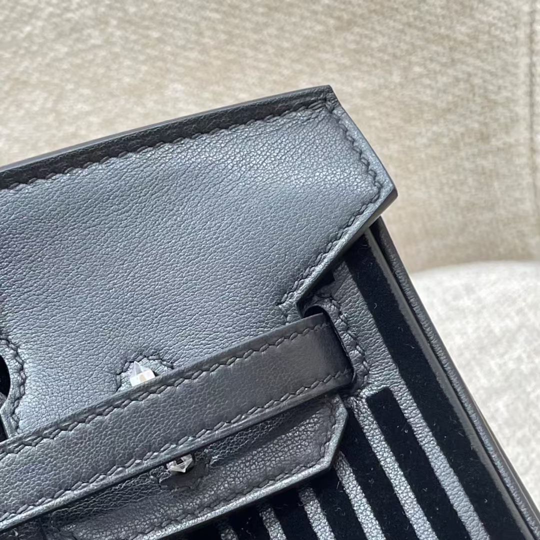 Hermès Model: Birkin 25 Color: Black with silver hardware Dimensions: 25cm x 20cm x 13cm