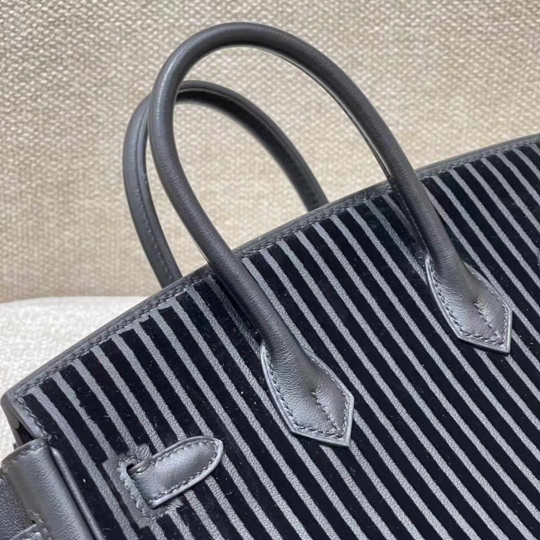 Hermès Model: Birkin 25 Color: Black with silver hardware Dimensions: 25cm x 20cm x 13cm