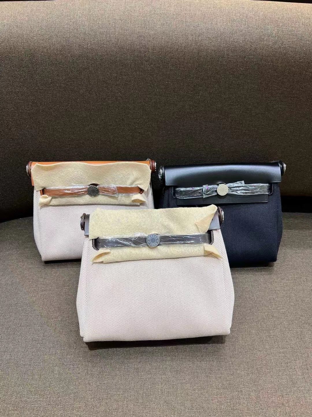 Hermès Model: Mini Herbag Color: Ebony with Silver Hardware Dimensions: 20*17*7cm