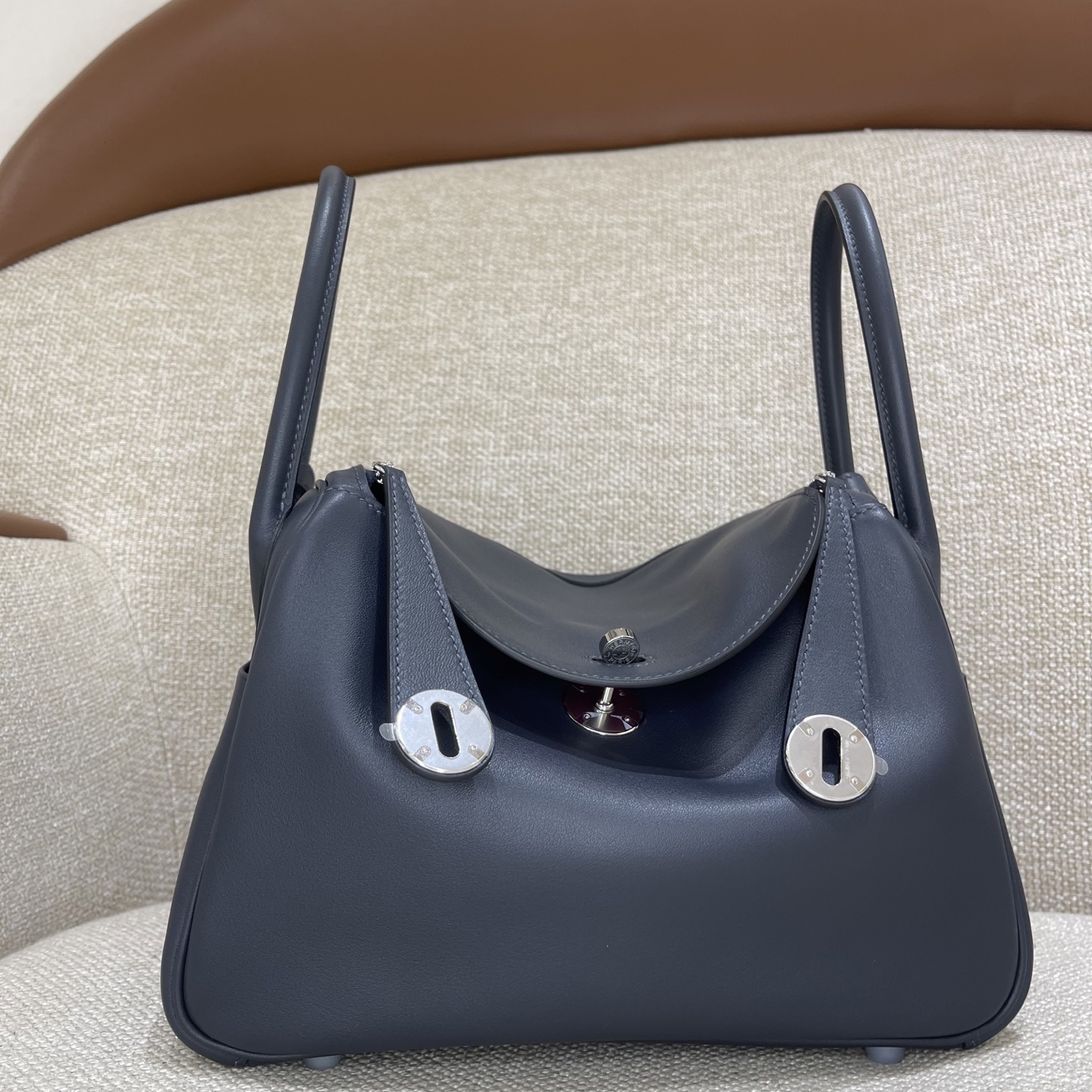 Hermès Model: Lindy 26 Color: Midnight Blue with Rose Purple Accents, Silver Buckle Dimensions: 26cm x 18cm x 13cm