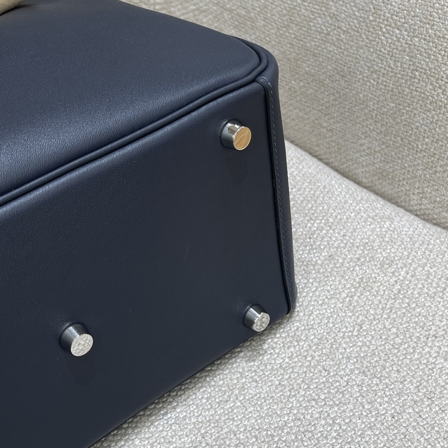 Hermès Model: Lindy 26 Color: Midnight Blue with Rose Purple Accents, Silver Buckle Dimensions: 26cm x 18cm x 13cm