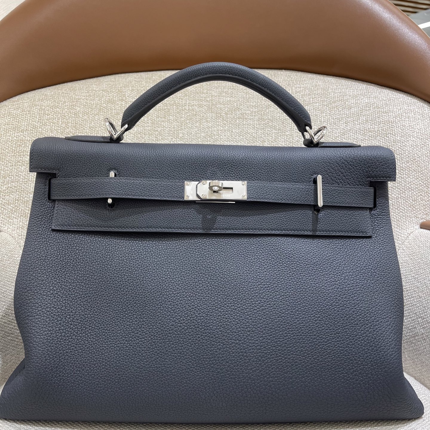 Hermès Model: Kelly Maxi 42 Color: Black with silver hardware Dimensions: 42 × 30 × 14 cm (including handles)