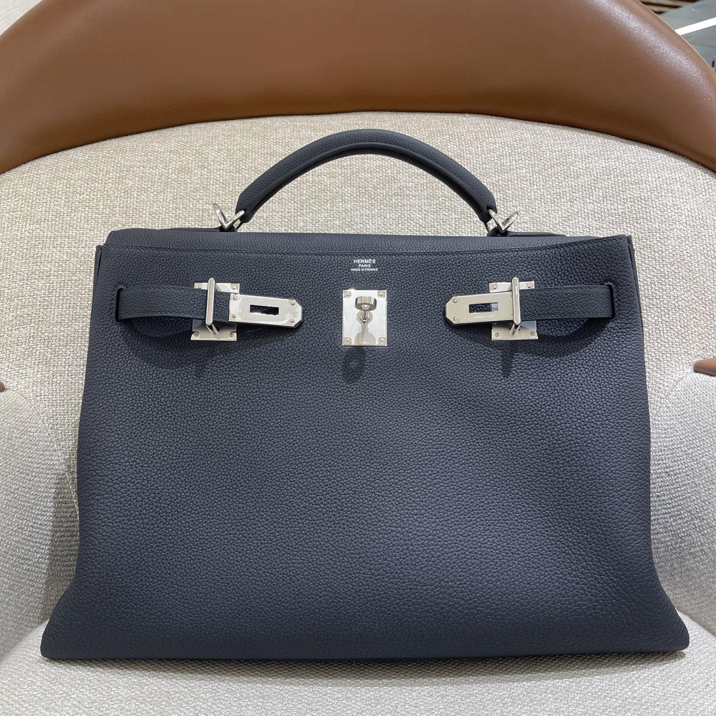 Hermès Model: Kelly Maxi 42 Color: Black with silver hardware Dimensions: 42 × 30 × 14 cm (including handles)