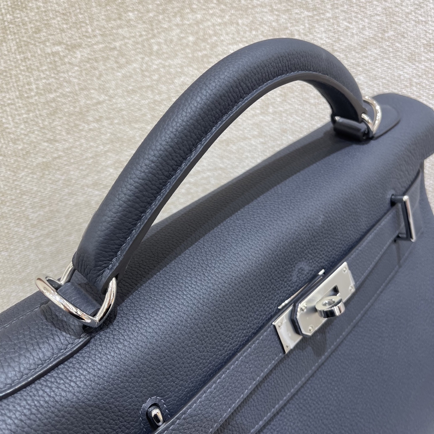 Hermès Model: Kelly Maxi 42 Color: Black with silver hardware Dimensions: 42 × 30 × 14 cm (including handles)