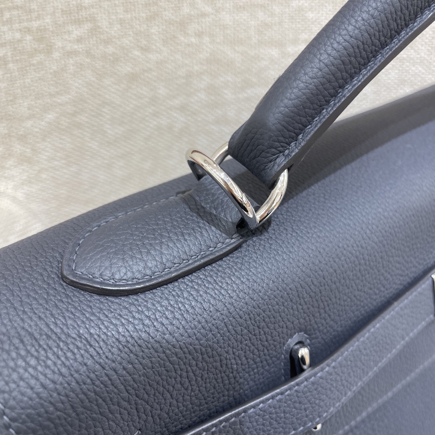 Hermès Model: Kelly Maxi 42 Color: Black with silver hardware Dimensions: 42 × 30 × 14 cm (including handles)