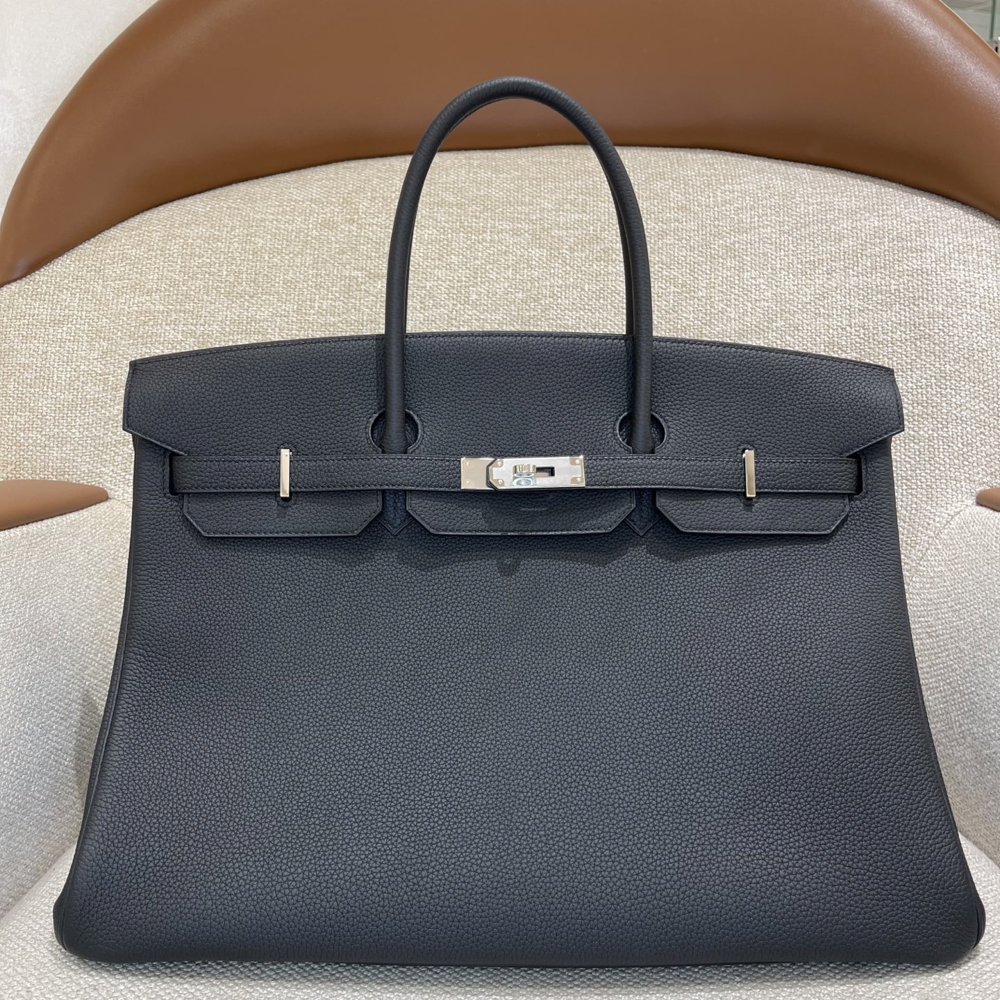 Hermès Model: Birkin 40 Color: Black with Silver Hardware Dimensions: 40cm x 30cm x 21cm