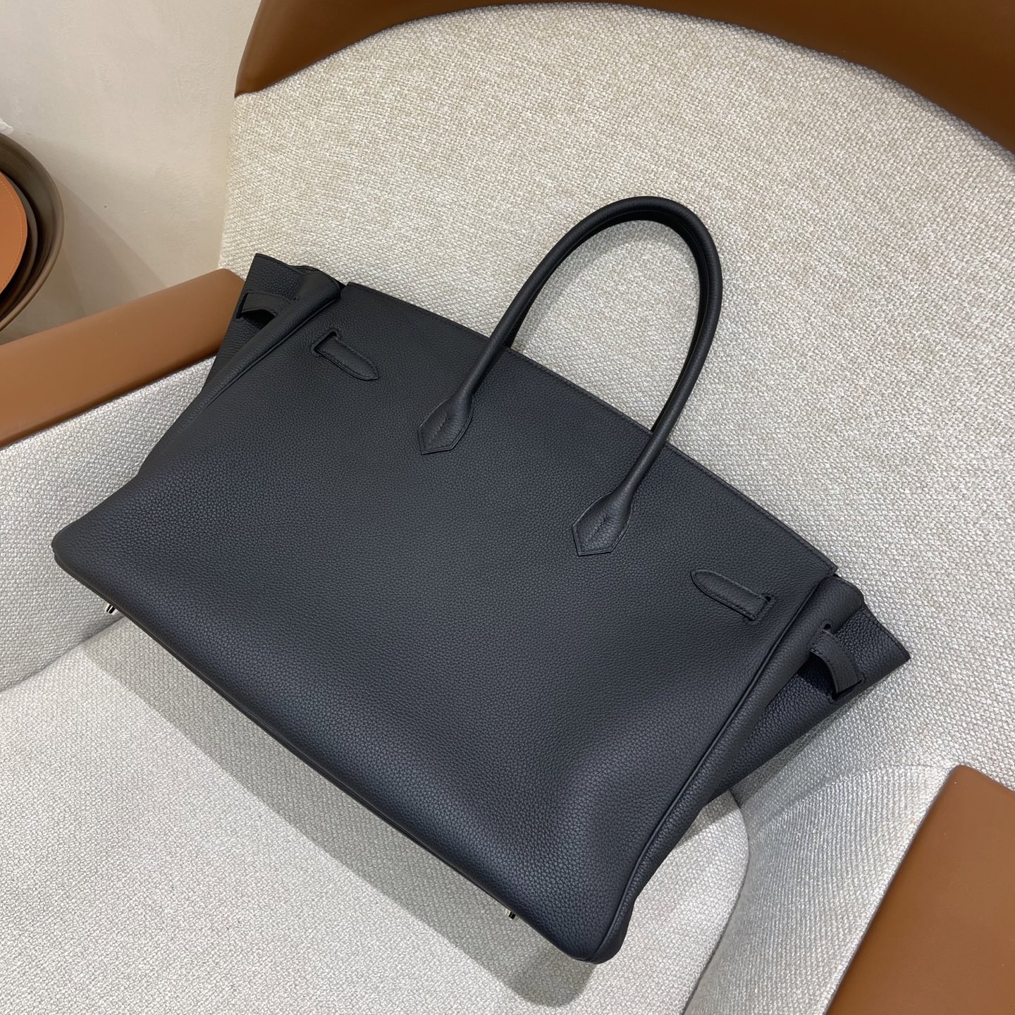 Hermès Model: Birkin 40 Color: Black with Silver Hardware Dimensions: 40cm x 30cm x 21cm