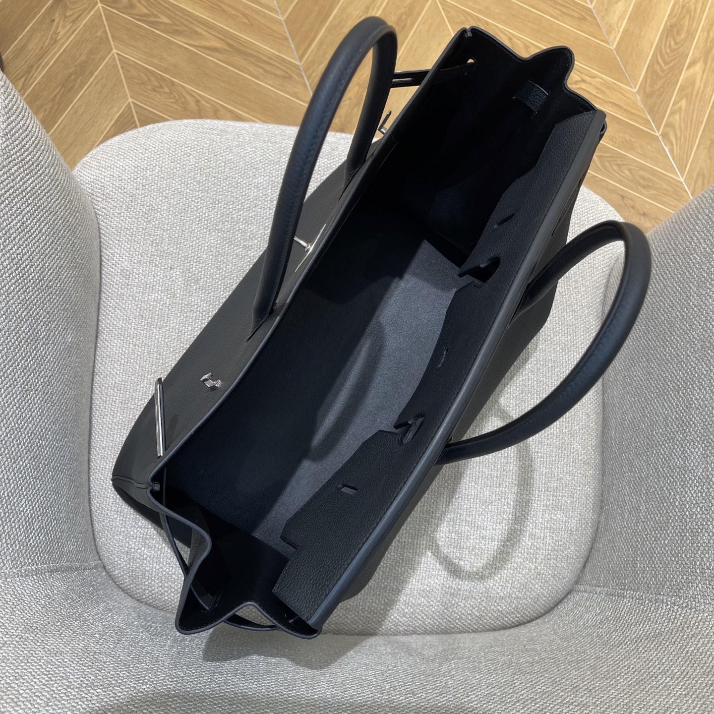 Hermès Model: Birkin 40 Color: Black with Silver Hardware Dimensions: 40cm x 30cm x 21cm