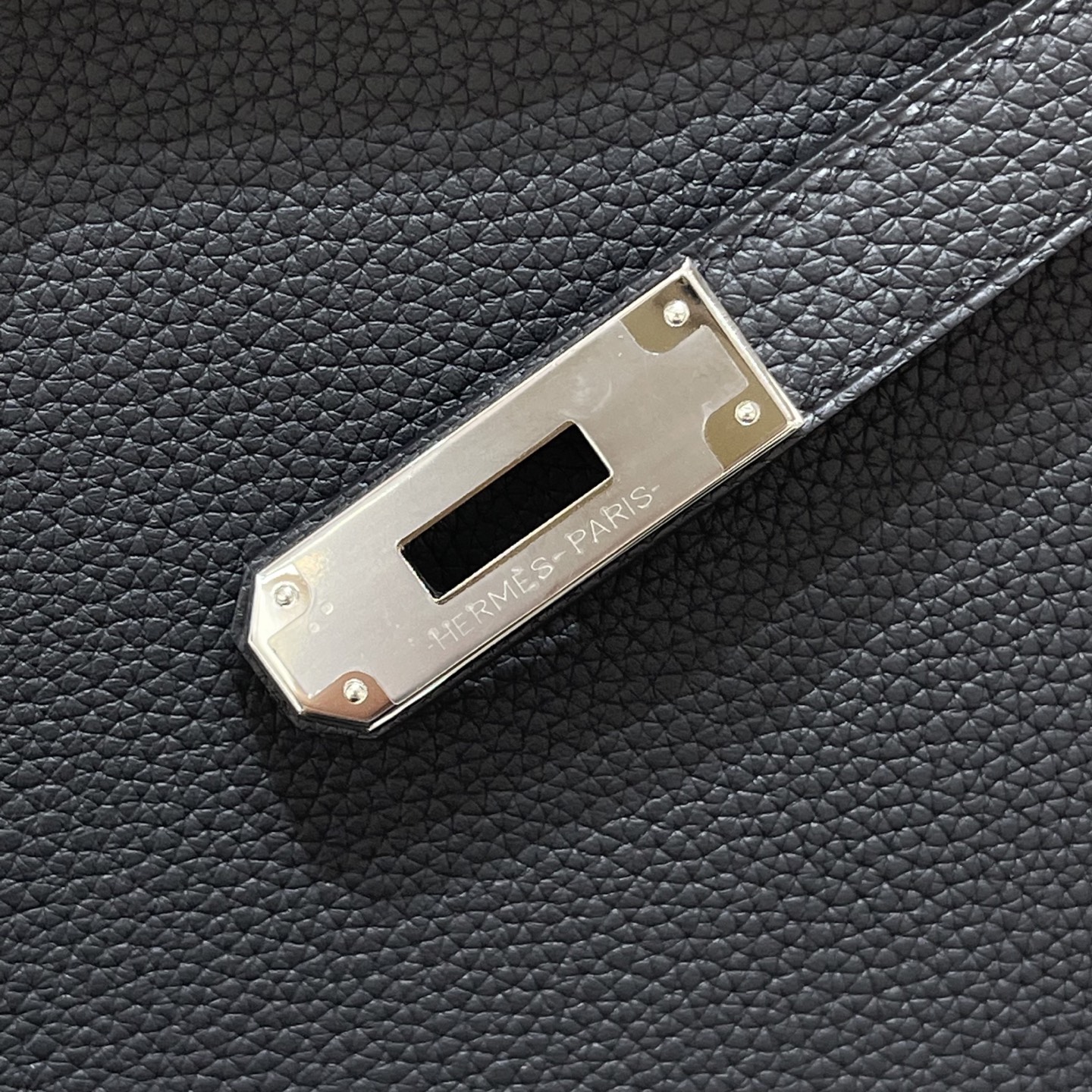 Hermès Model: Birkin 40 Color: Black with Silver Hardware Dimensions: 40cm x 30cm x 21cm