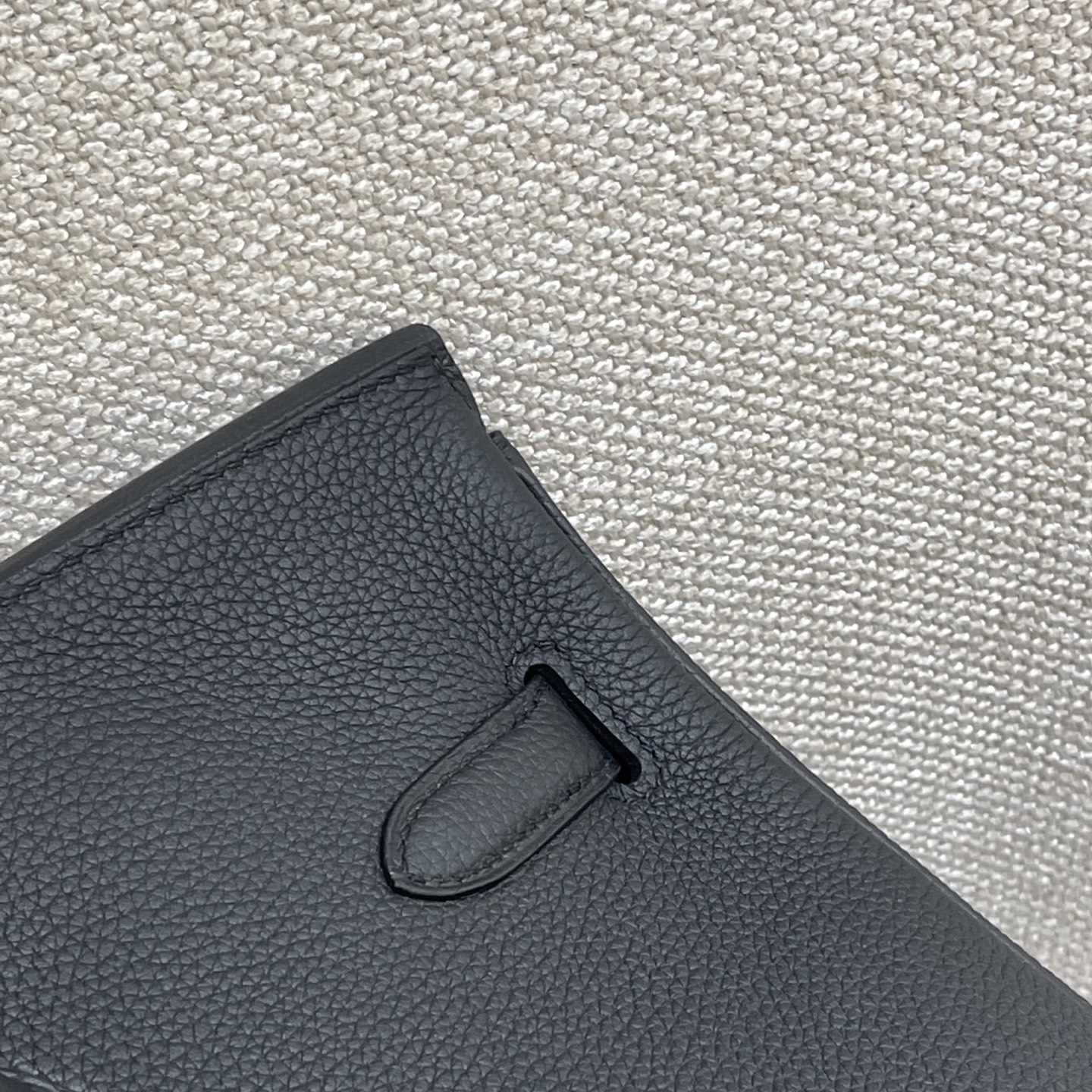 Hermès Model: Birkin 40 Color: Black with Silver Hardware Dimensions: 40cm x 30cm x 21cm