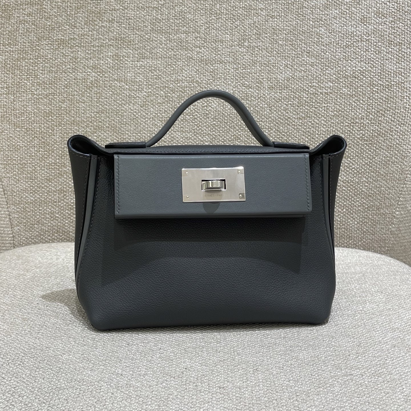 Hermès Model: Kelly 2424 mini Color: Slate Gray with Silver Hardware Dimensions: 21cm x 16cm x 12cm