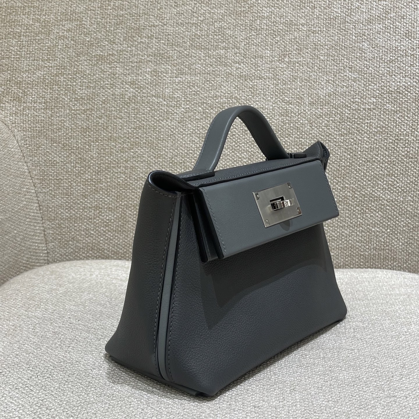 Hermès Model: Kelly 2424 mini Color: Slate Gray with Silver Hardware Dimensions: 21cm x 16cm x 12cm