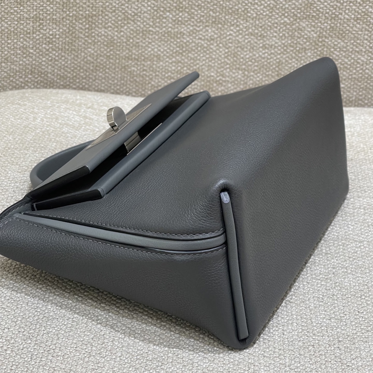 Hermès Model: Kelly 2424 mini Color: Slate Gray with Silver Hardware Dimensions: 21cm x 16cm x 12cm