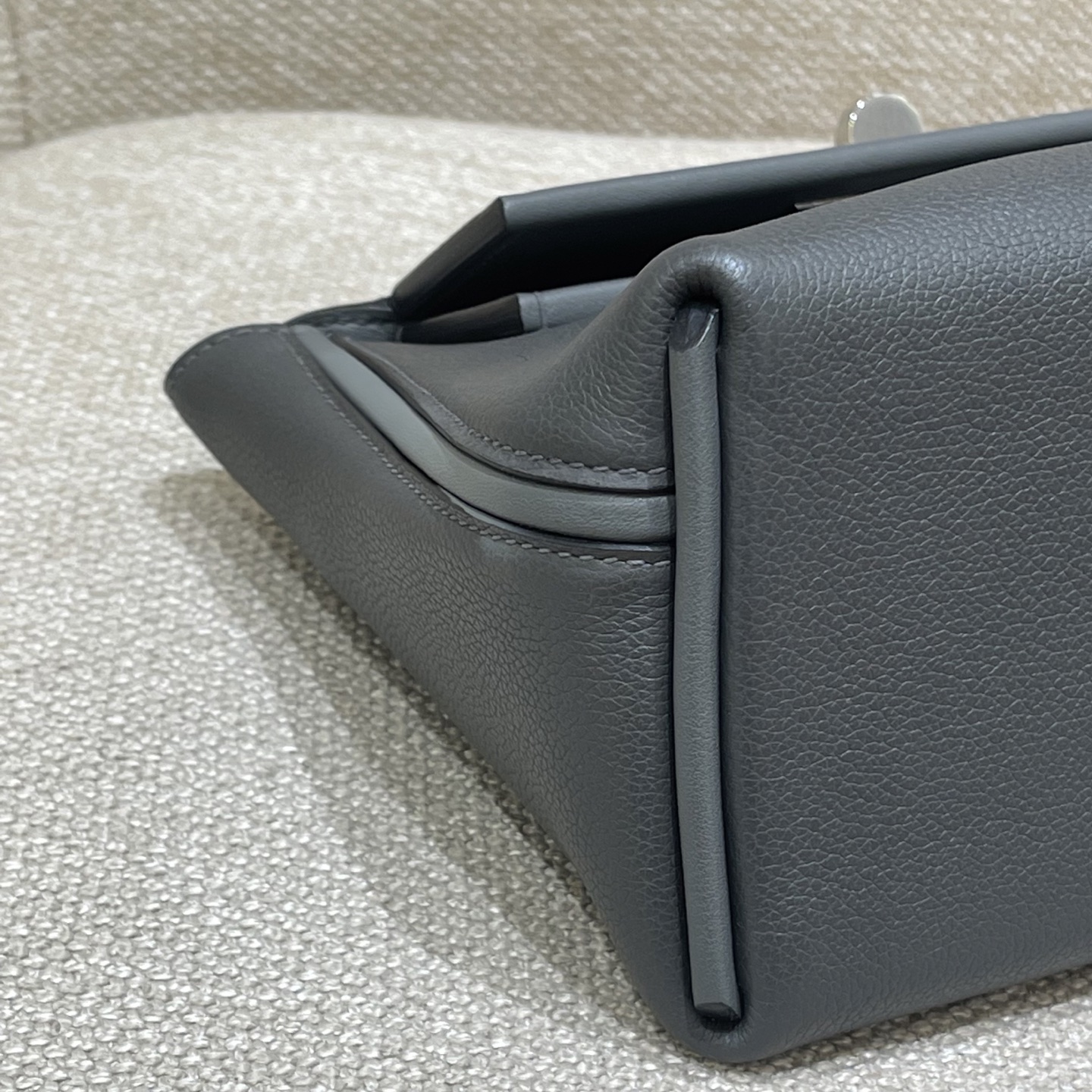 Hermès Model: Kelly 2424 mini Color: Slate Gray with Silver Hardware Dimensions: 21cm x 16cm x 12cm