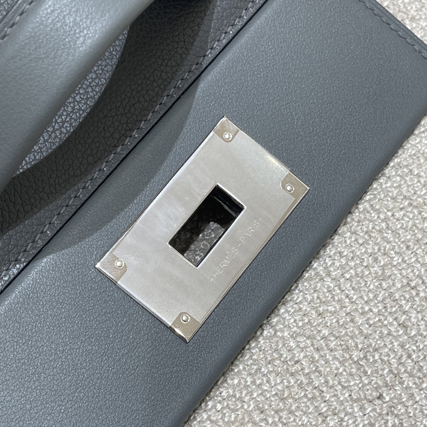 Hermès Model: Kelly 2424 mini Color: Slate Gray with Silver Hardware Dimensions: 21cm x 16cm x 12cm