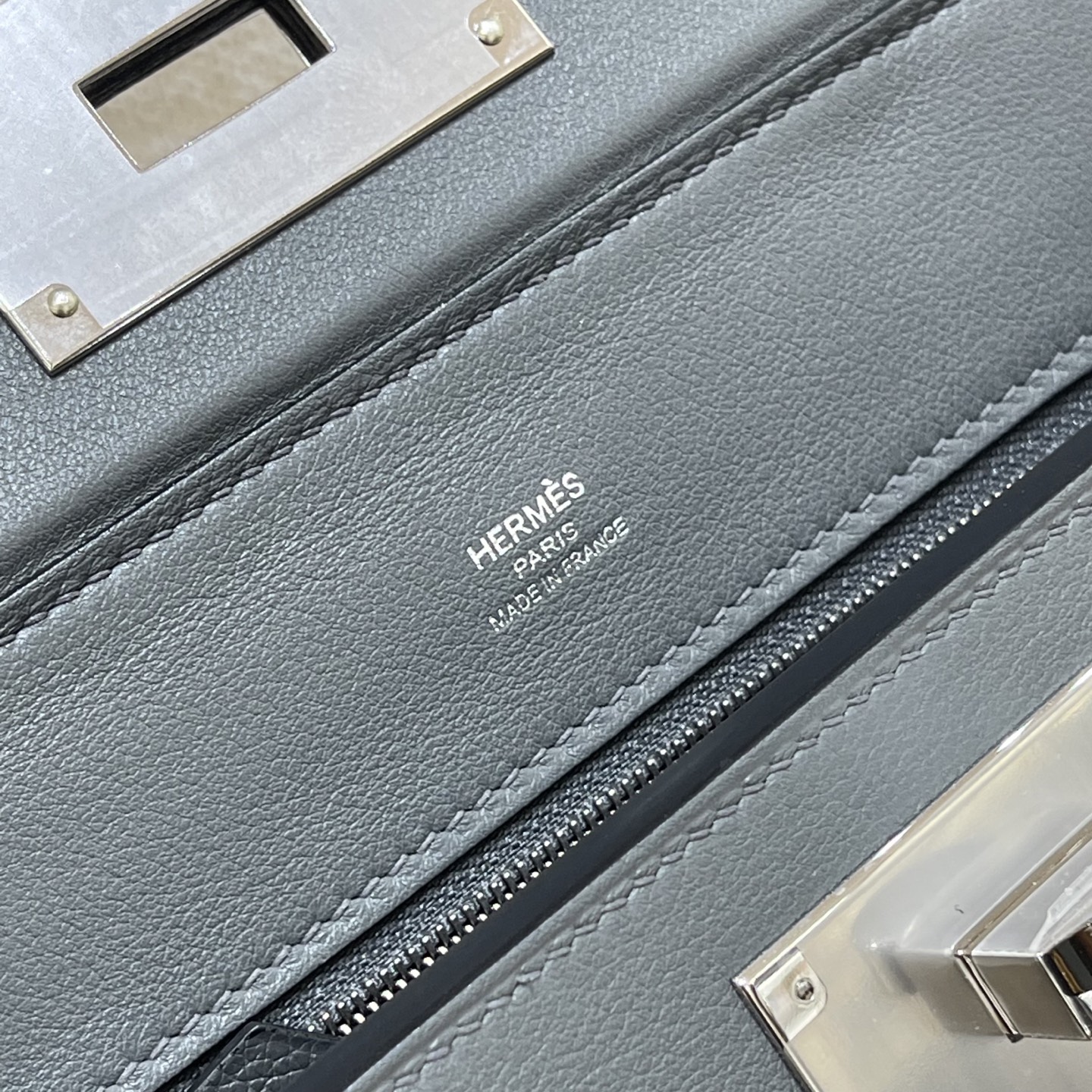 Hermès Model: Kelly 2424 mini Color: Slate Gray with Silver Hardware Dimensions: 21cm x 16cm x 12cm