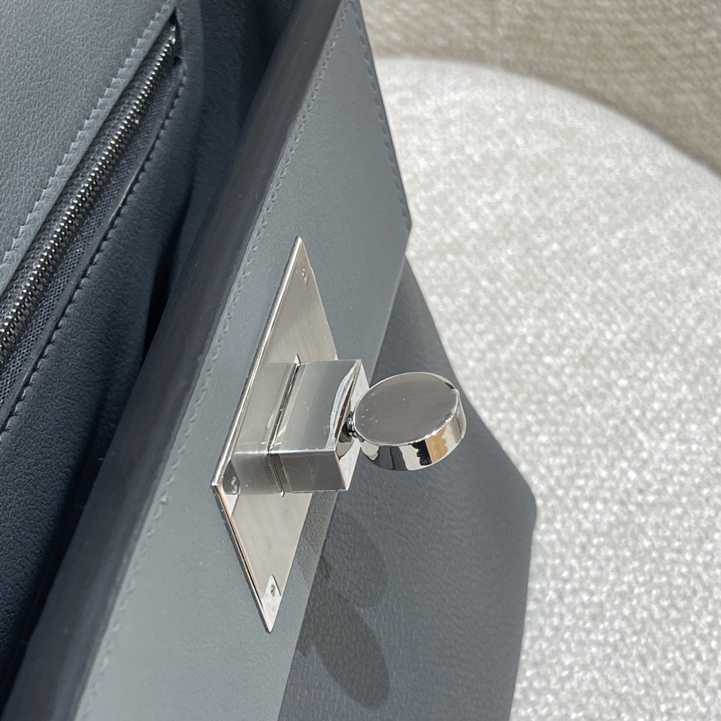 Hermès Model: Kelly 2424 mini Color: Slate Gray with Silver Hardware Dimensions: 21cm x 16cm x 12cm