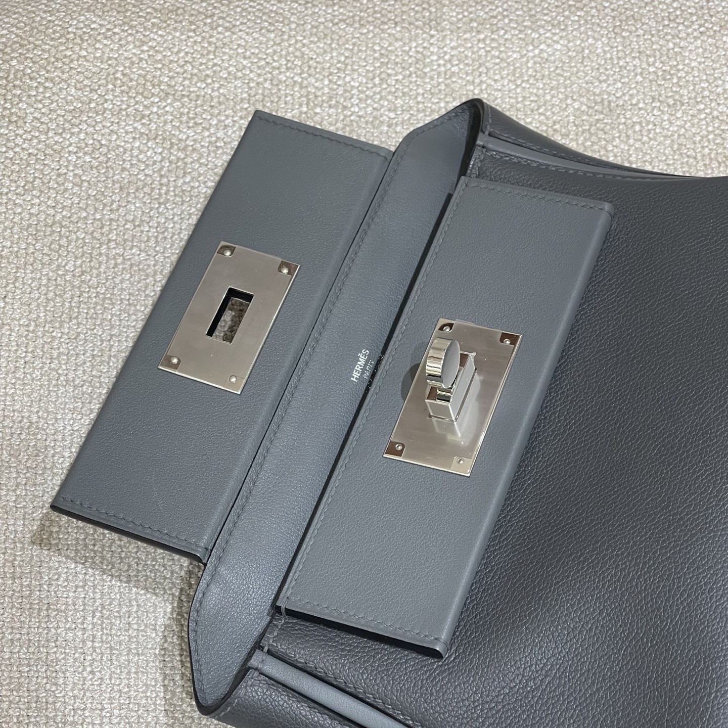 Hermès Model: Kelly 2424 mini Color: Slate Gray with Silver Hardware Dimensions: 21cm x 16cm x 12cm