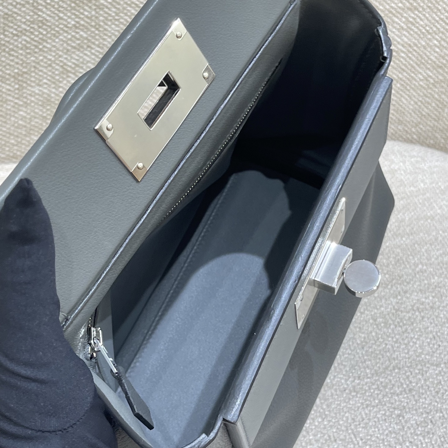 Hermès Model: Kelly 2424 mini Color: Slate Gray with Silver Hardware Dimensions: 21cm x 16cm x 12cm