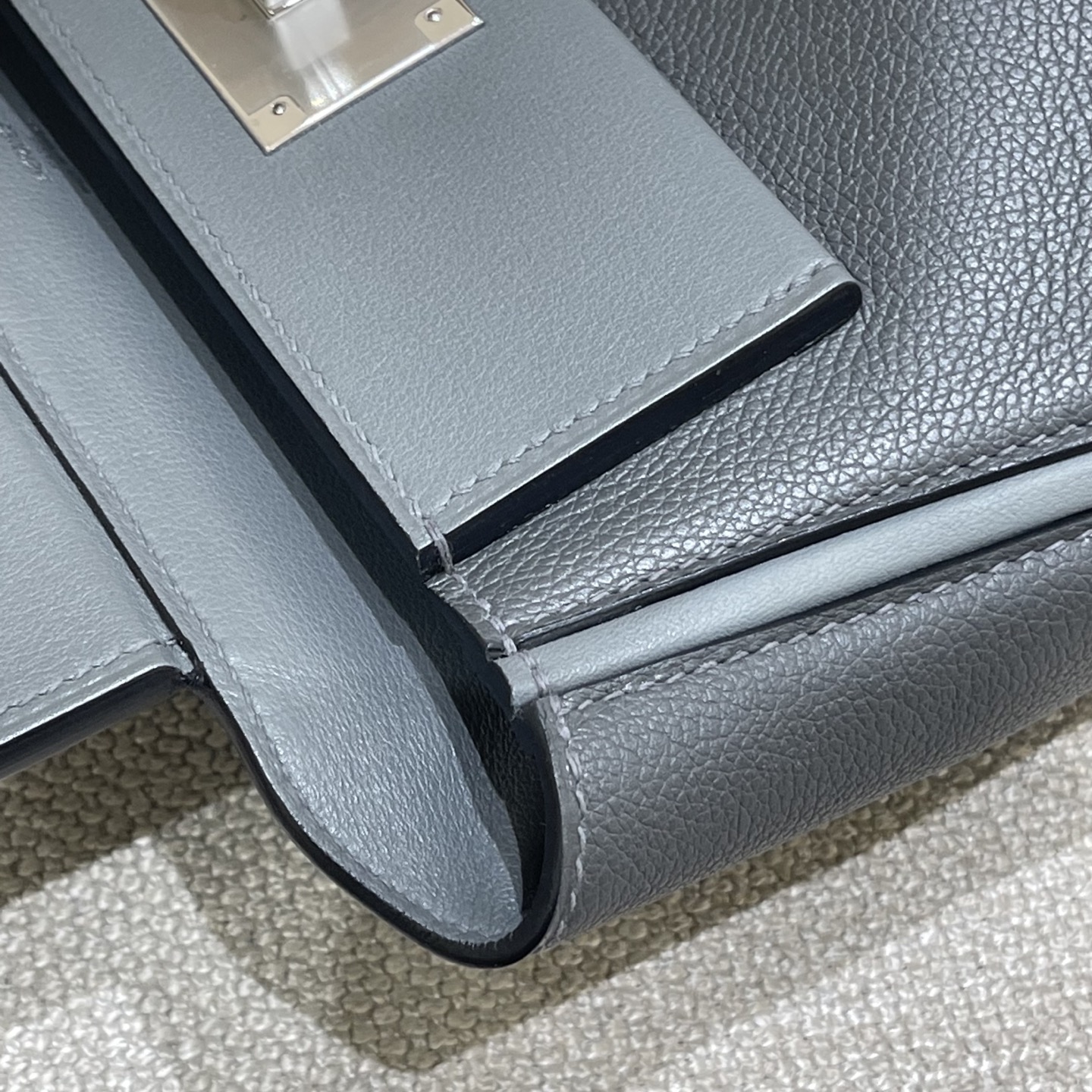 Hermès Model: Kelly 2424 mini Color: Slate Gray with Silver Hardware Dimensions: 21cm x 16cm x 12cm