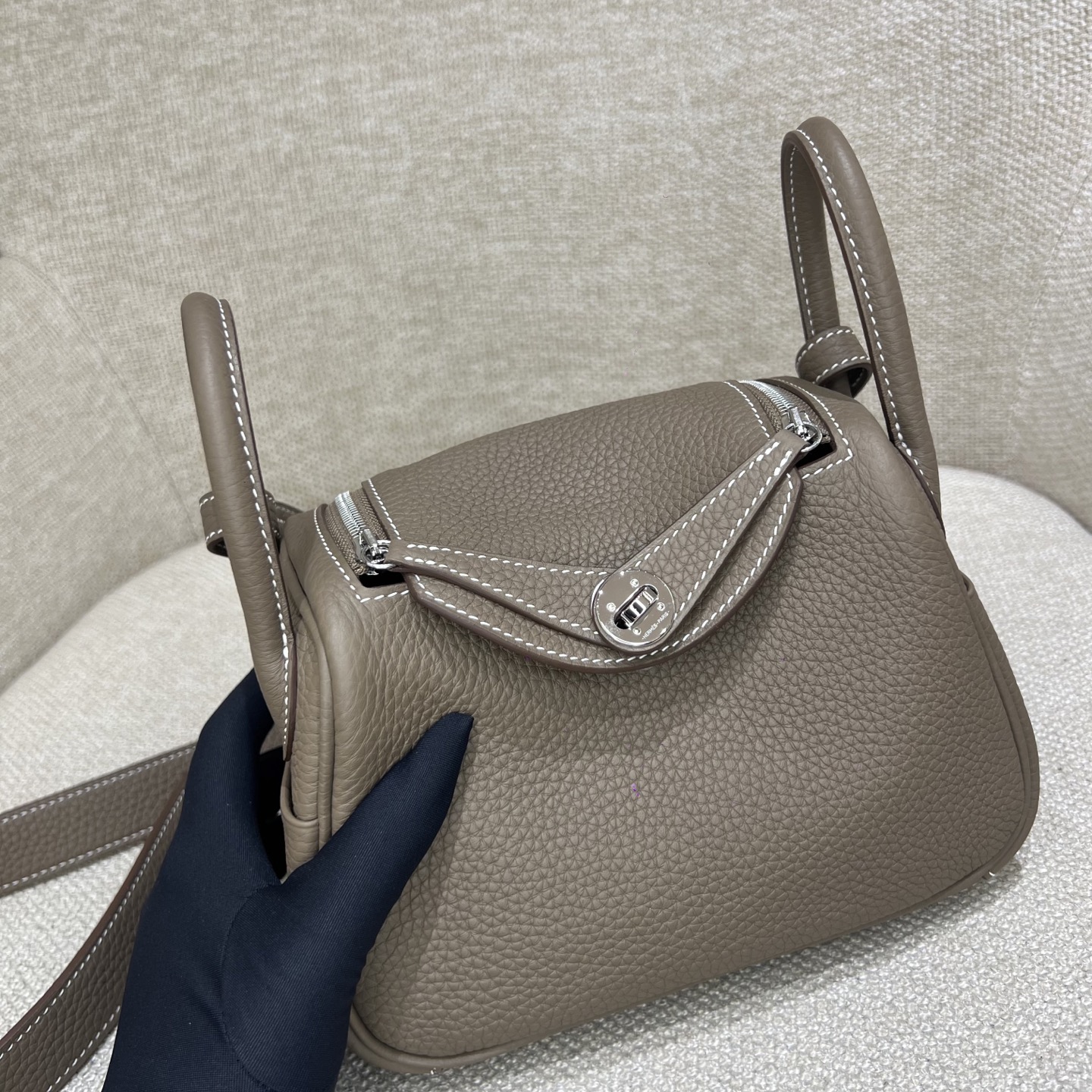 Hermès Model: Lindy mini Color: Elephant Gray with Gold Hardware Dimensions: 19cm x 12.5cm x 9cm