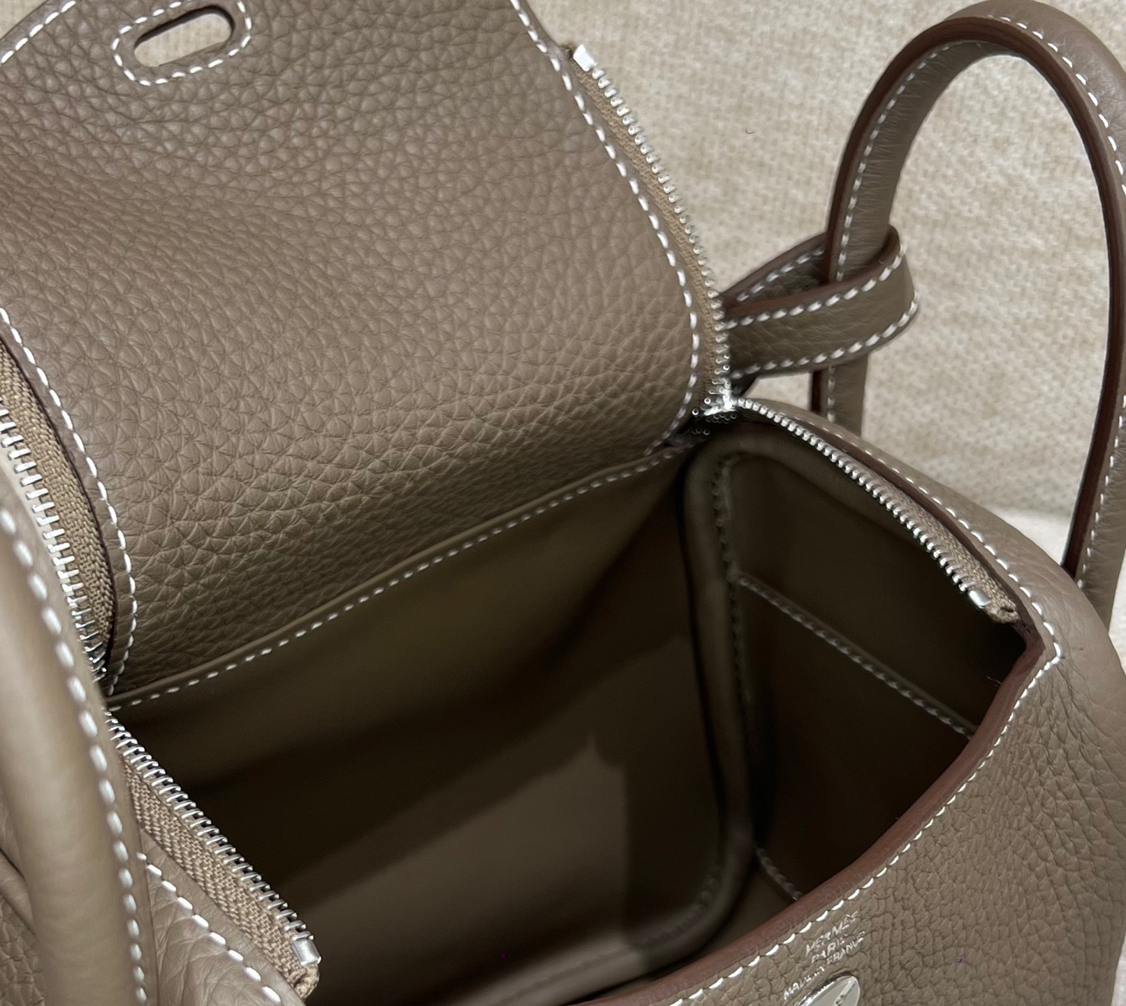 Hermès Model: Lindy mini Color: Elephant Gray with Gold Hardware Dimensions: 19cm x 12.5cm x 9cm