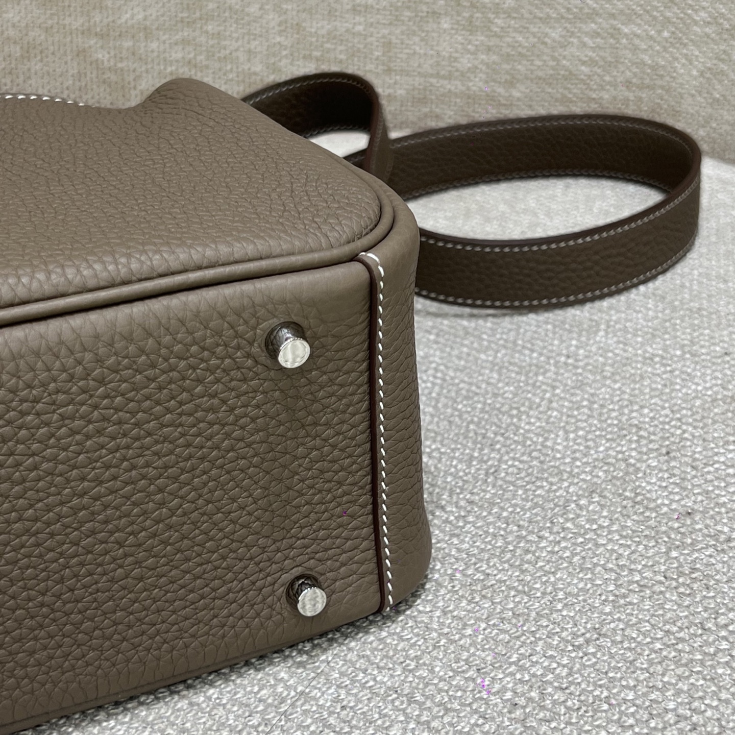 Hermès Model: Lindy mini Color: Elephant Gray with Gold Hardware Dimensions: 19cm x 12.5cm x 9cm