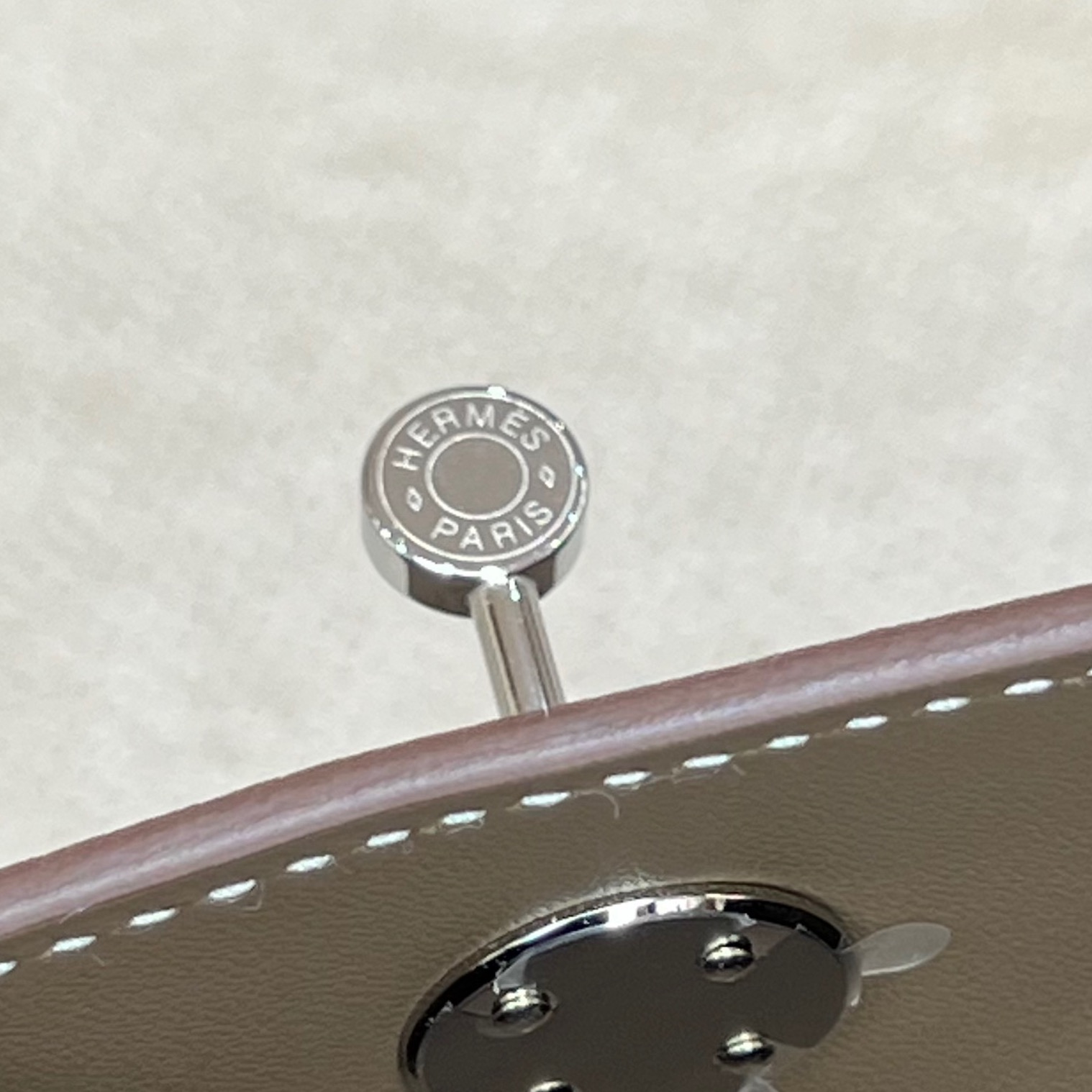 Hermès Model: Lindy mini Color: Elephant Gray with Gold Hardware Dimensions: 19cm x 12.5cm x 9cm