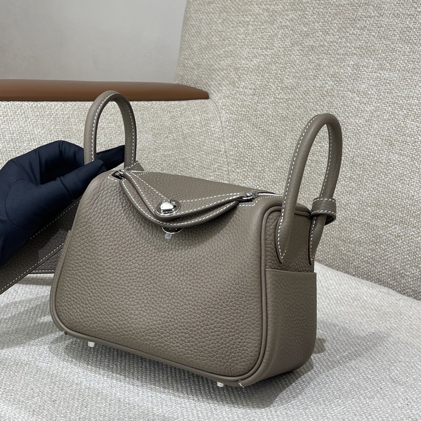 Hermès Model: Lindy mini Color: Elephant Gray with Gold Hardware Dimensions: 19cm x 12.5cm x 9cm