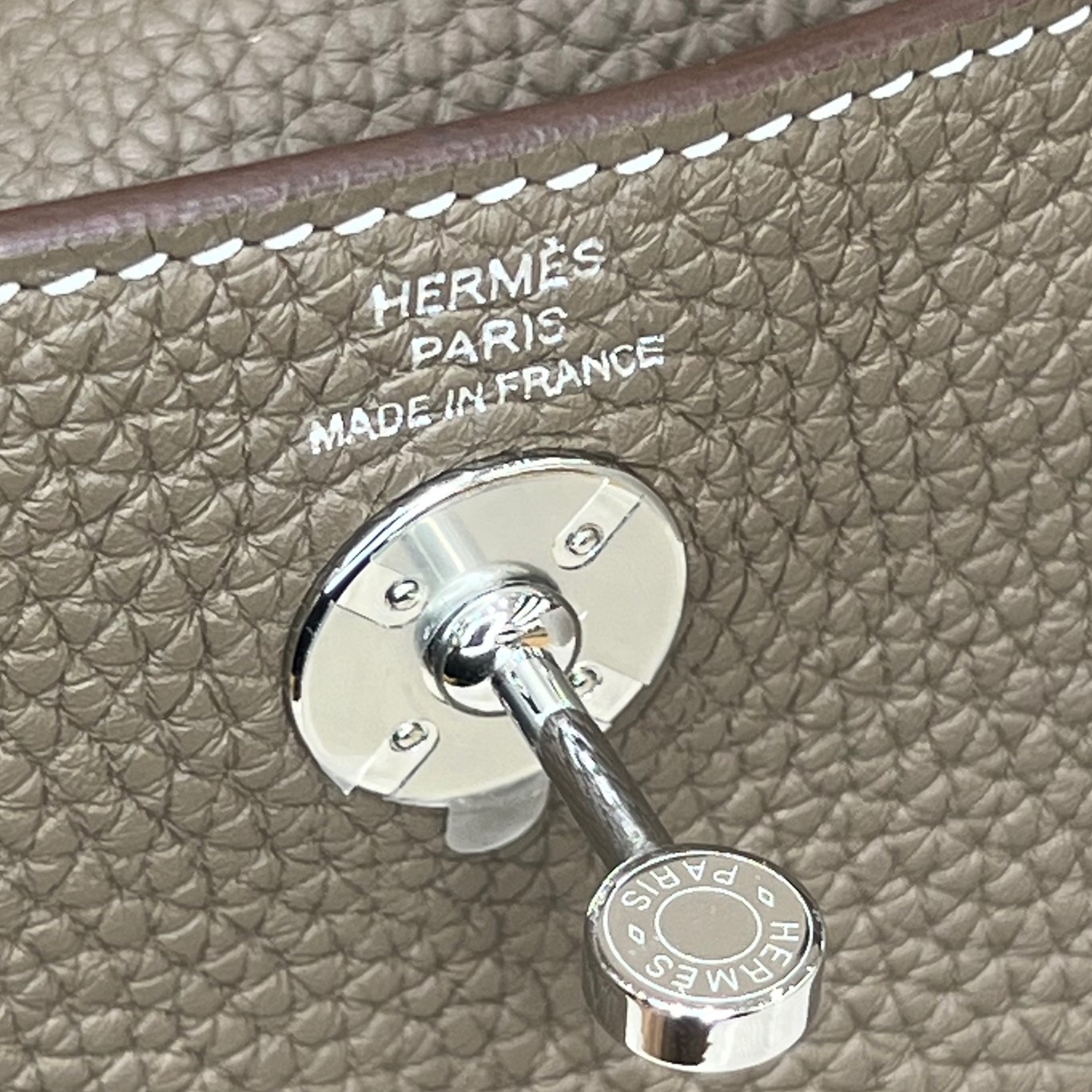 Hermès Model: Lindy mini Color: Elephant Gray with Gold Hardware Dimensions: 19cm x 12.5cm x 9cm