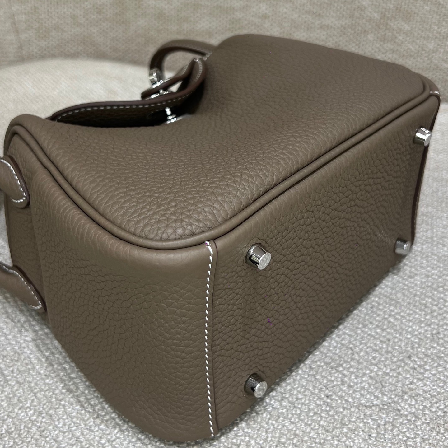 Hermès Model: Lindy mini Color: Elephant Gray with Gold Hardware Dimensions: 19cm x 12.5cm x 9cm