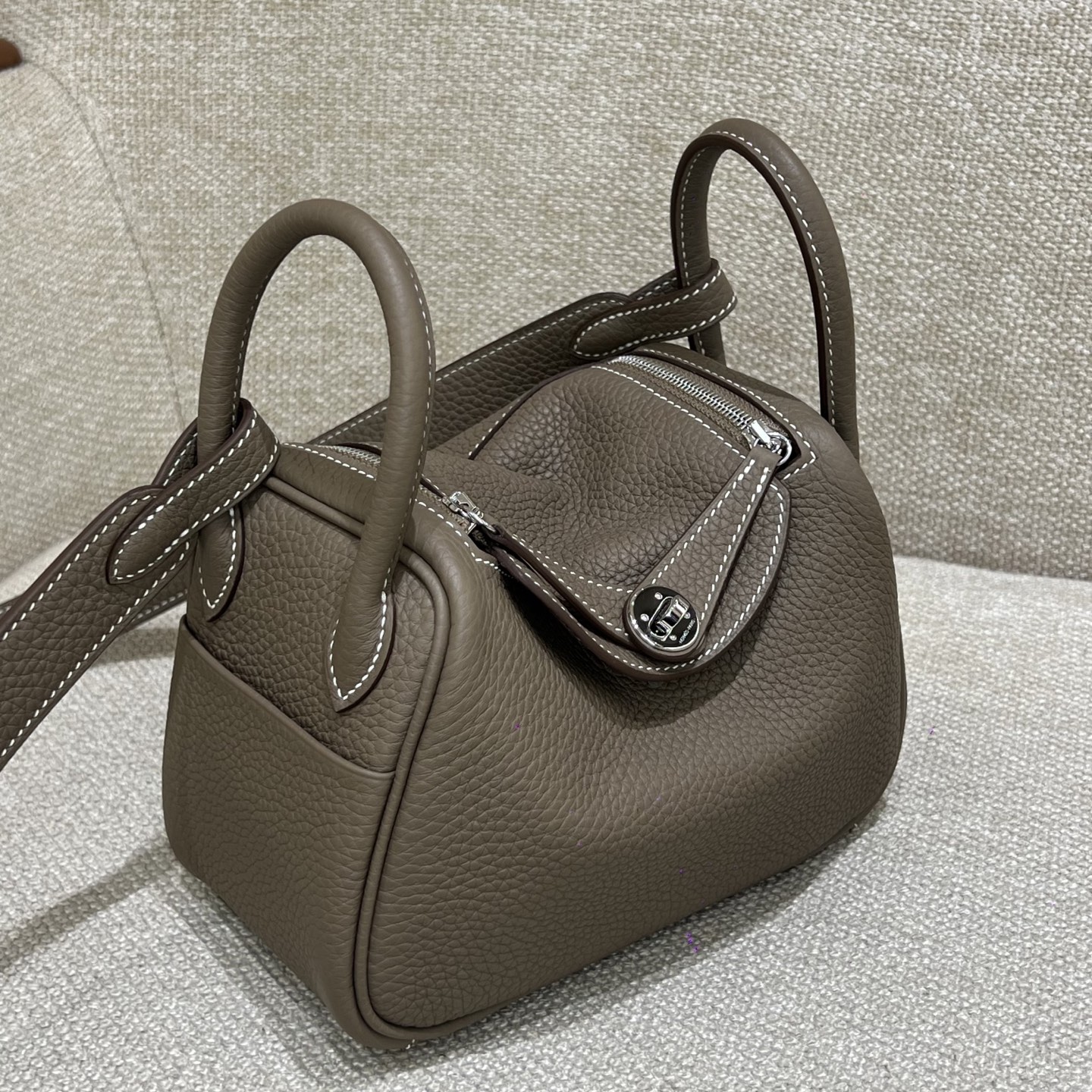 Hermès Model: Lindy mini Color: Elephant Gray with Gold Hardware Dimensions: 19cm x 12.5cm x 9cm