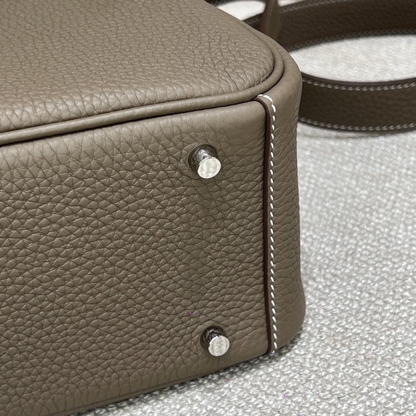 Hermès Model: Lindy mini Color: Elephant Gray with Gold Hardware Dimensions: 19cm x 12.5cm x 9cm