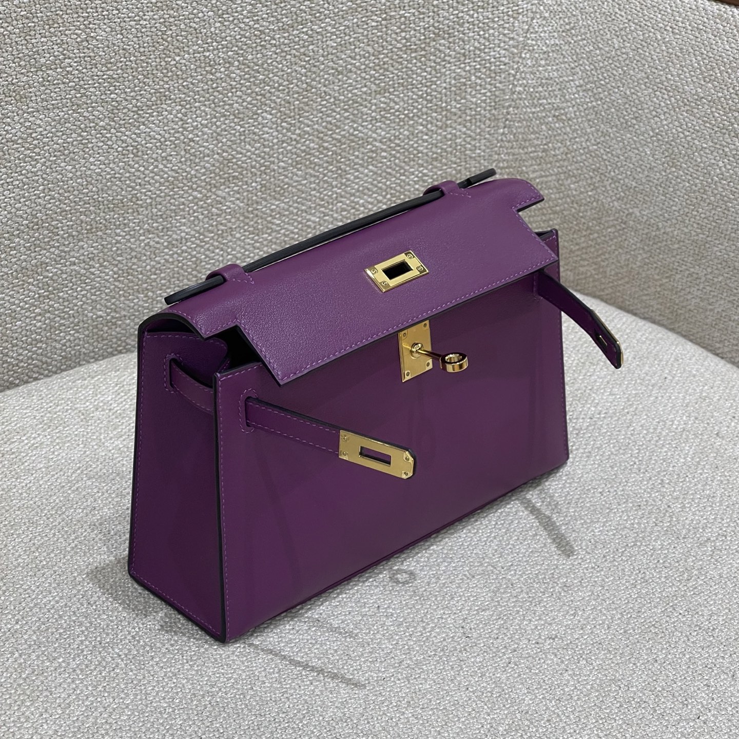 Hermès Model: Kelly Mini First Generation Color: Anemone Purple with Gold Hardware Dimensions: 22cm x 14cm x 7cm