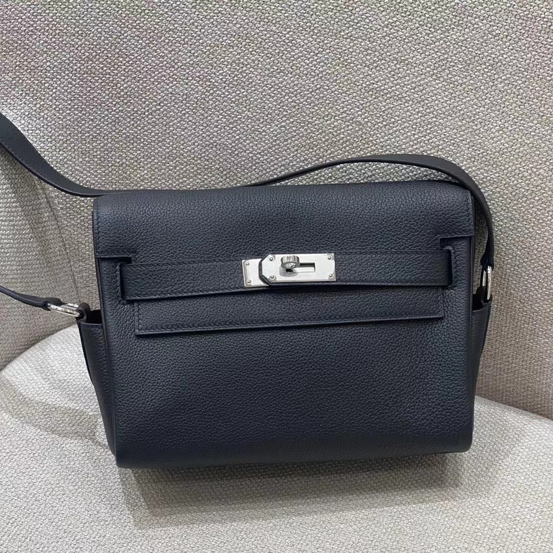 Hermès Model: Kelly Mini Messenger Color: Black with Silver Hardware Dimensions: 24*19*11cm