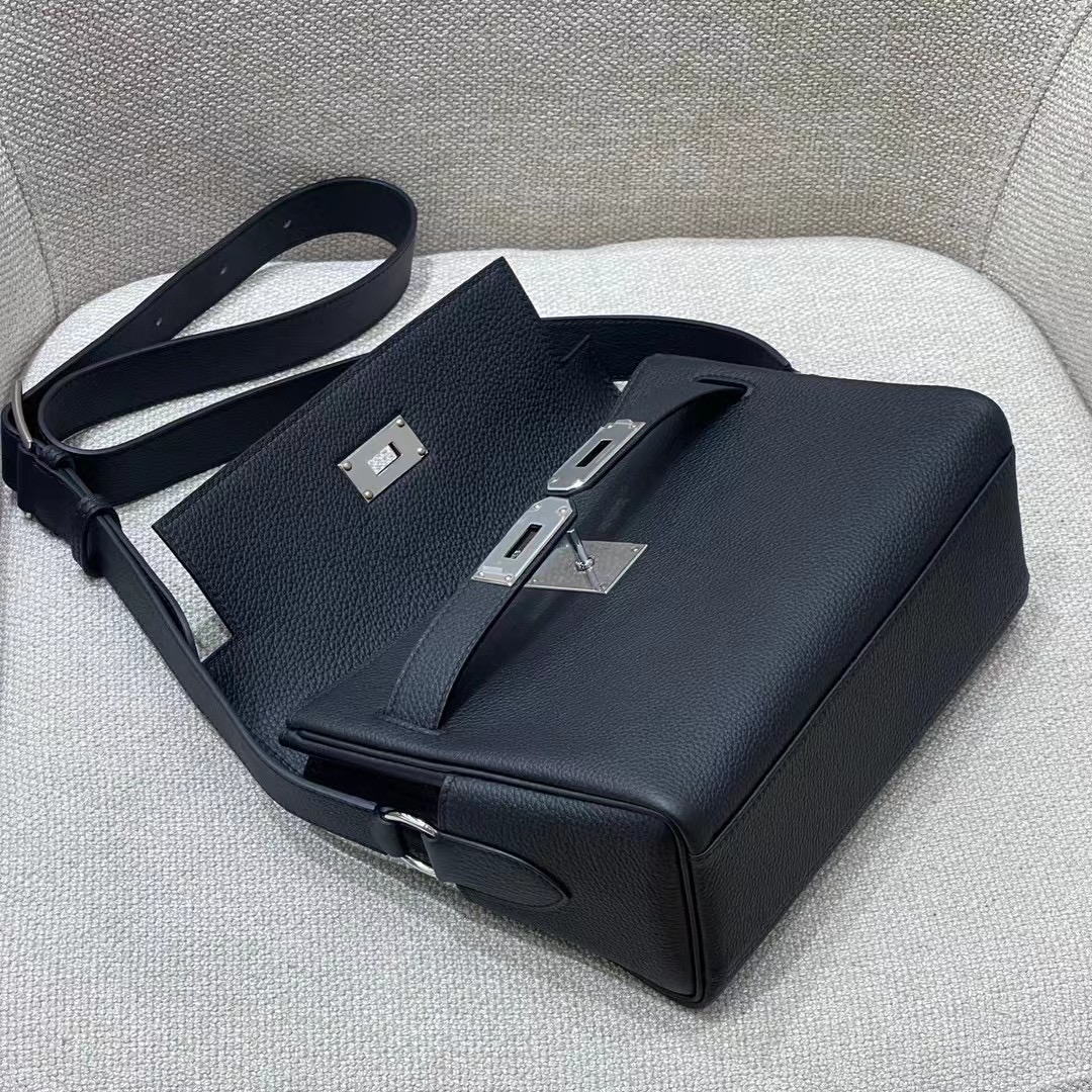 Hermès Model: Kelly Mini Messenger Color: Black with Silver Hardware Dimensions: 24*19*11cm