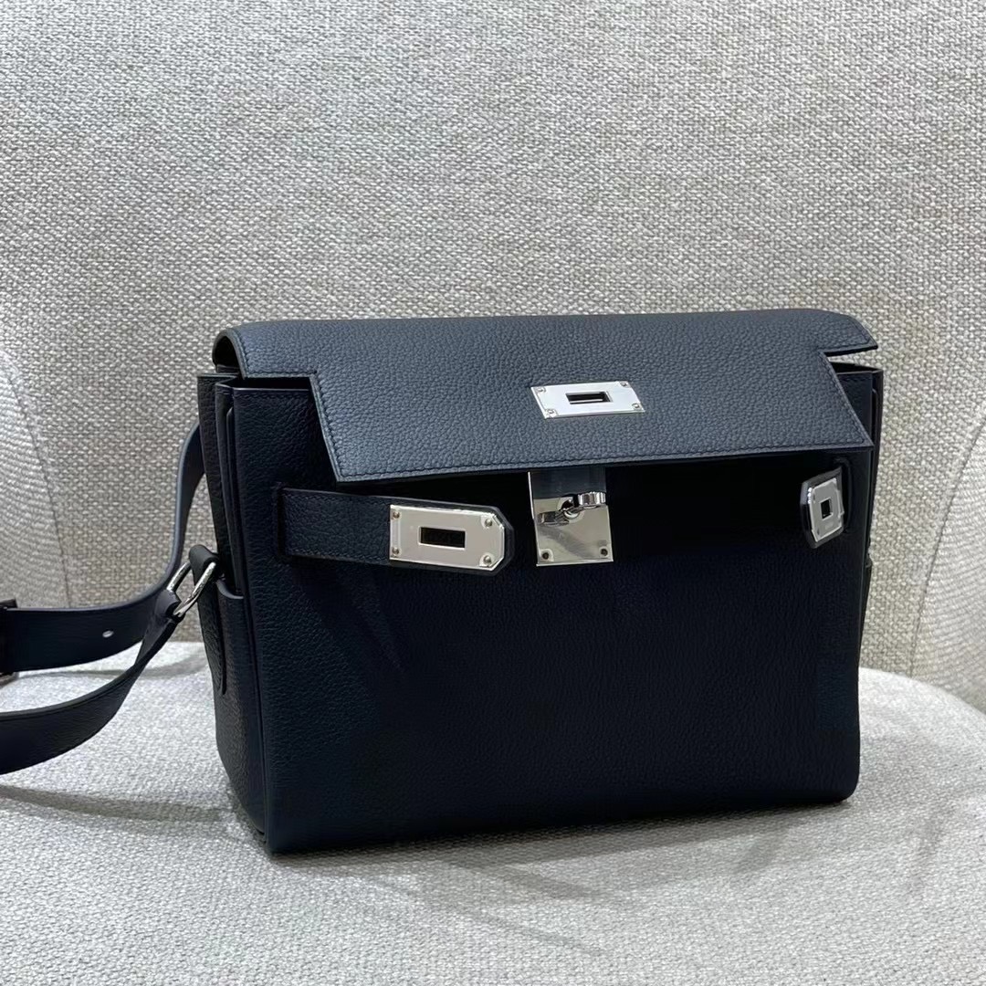 Hermès Model: Kelly Mini Messenger Color: Black with Silver Hardware Dimensions: 24*19*11cm