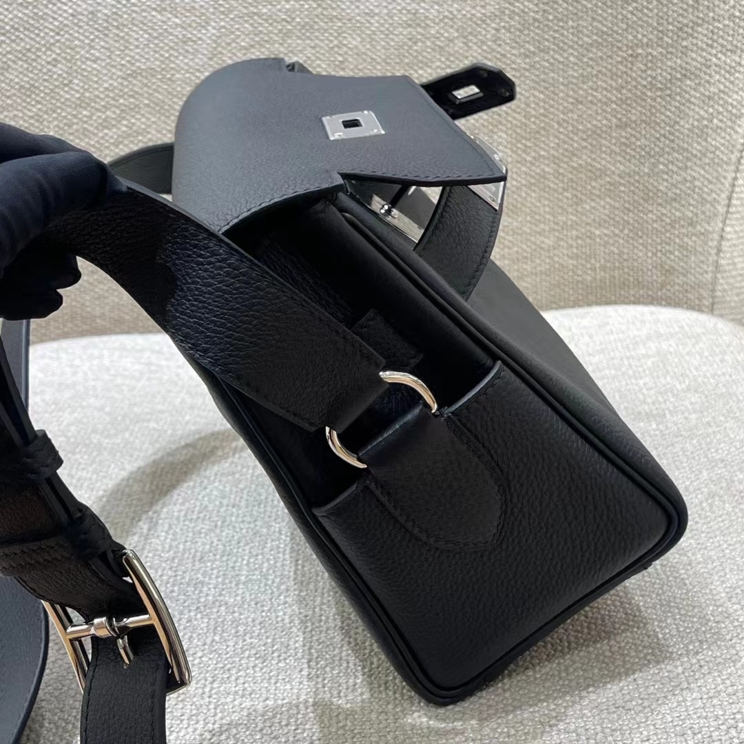 Hermès Model: Kelly Mini Messenger Color: Black with Silver Hardware Dimensions: 24*19*11cm