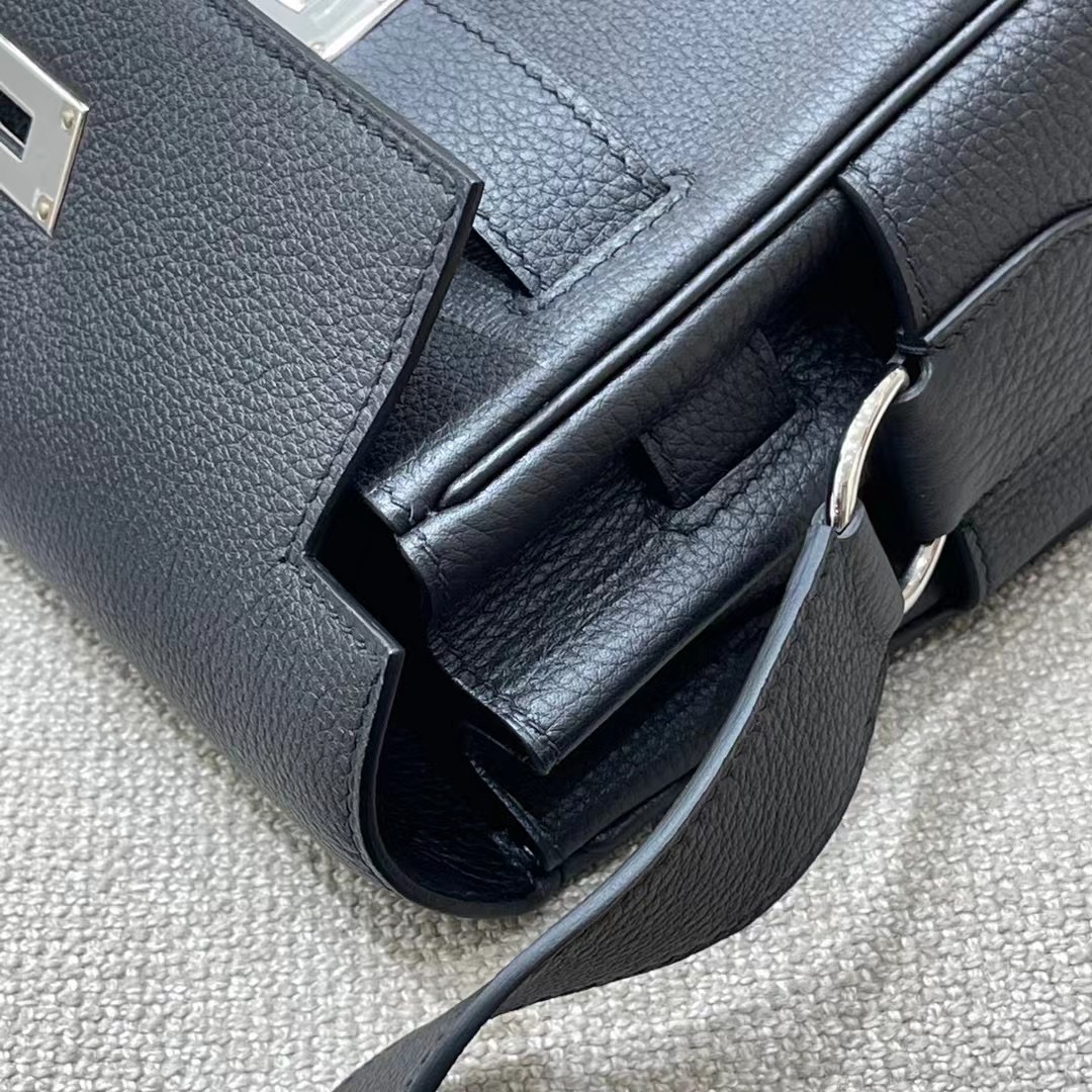 Hermès Model: Kelly Mini Messenger Color: Black with Silver Hardware Dimensions: 24*19*11cm