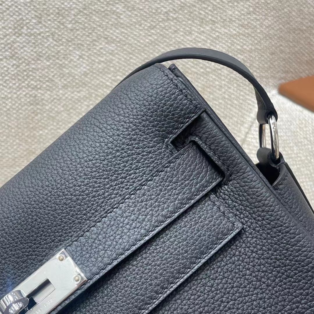 Hermès Model: Kelly Mini Messenger Color: Black with Silver Hardware Dimensions: 24*19*11cm