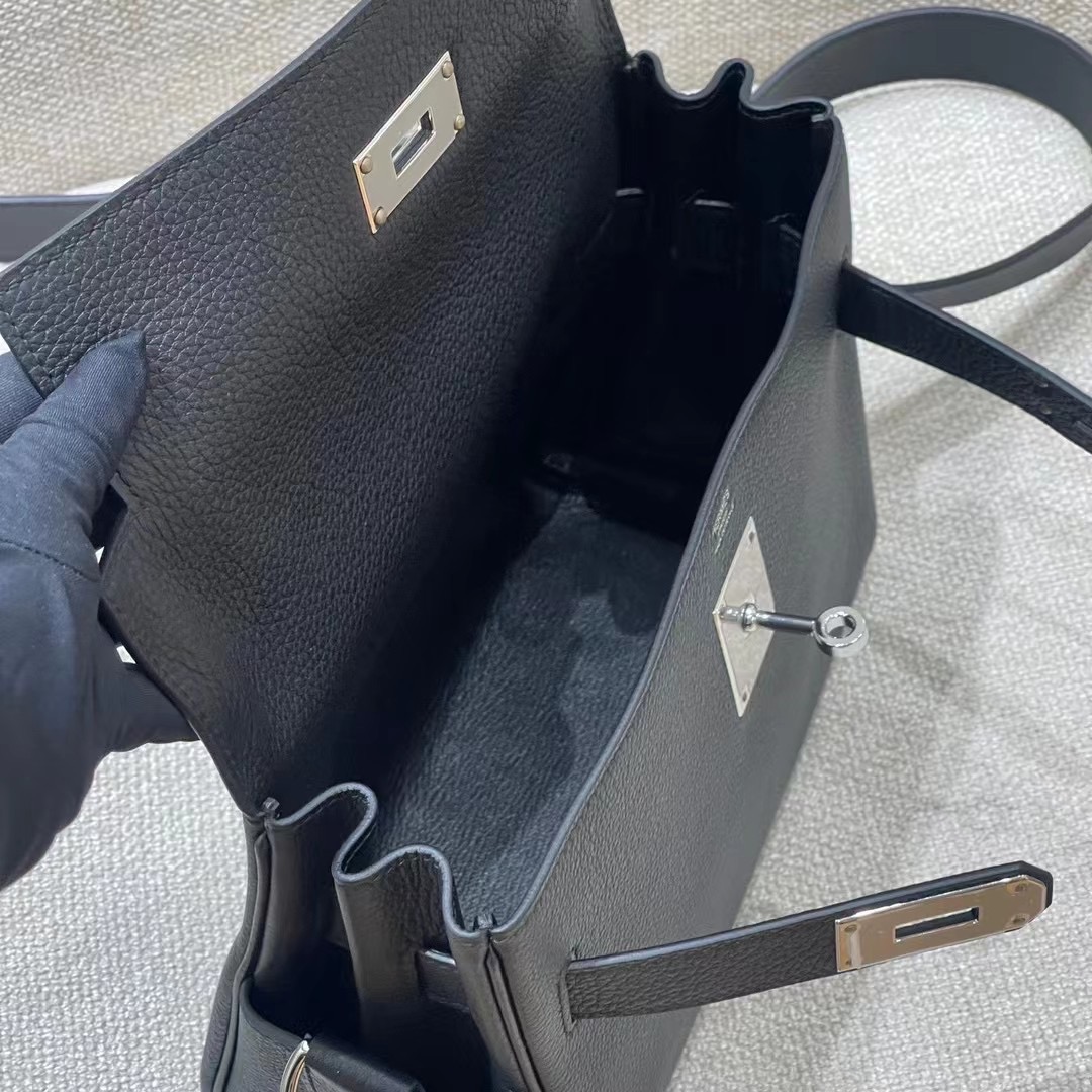 Hermès Model: Kelly Mini Messenger Color: Black with Silver Hardware Dimensions: 24*19*11cm