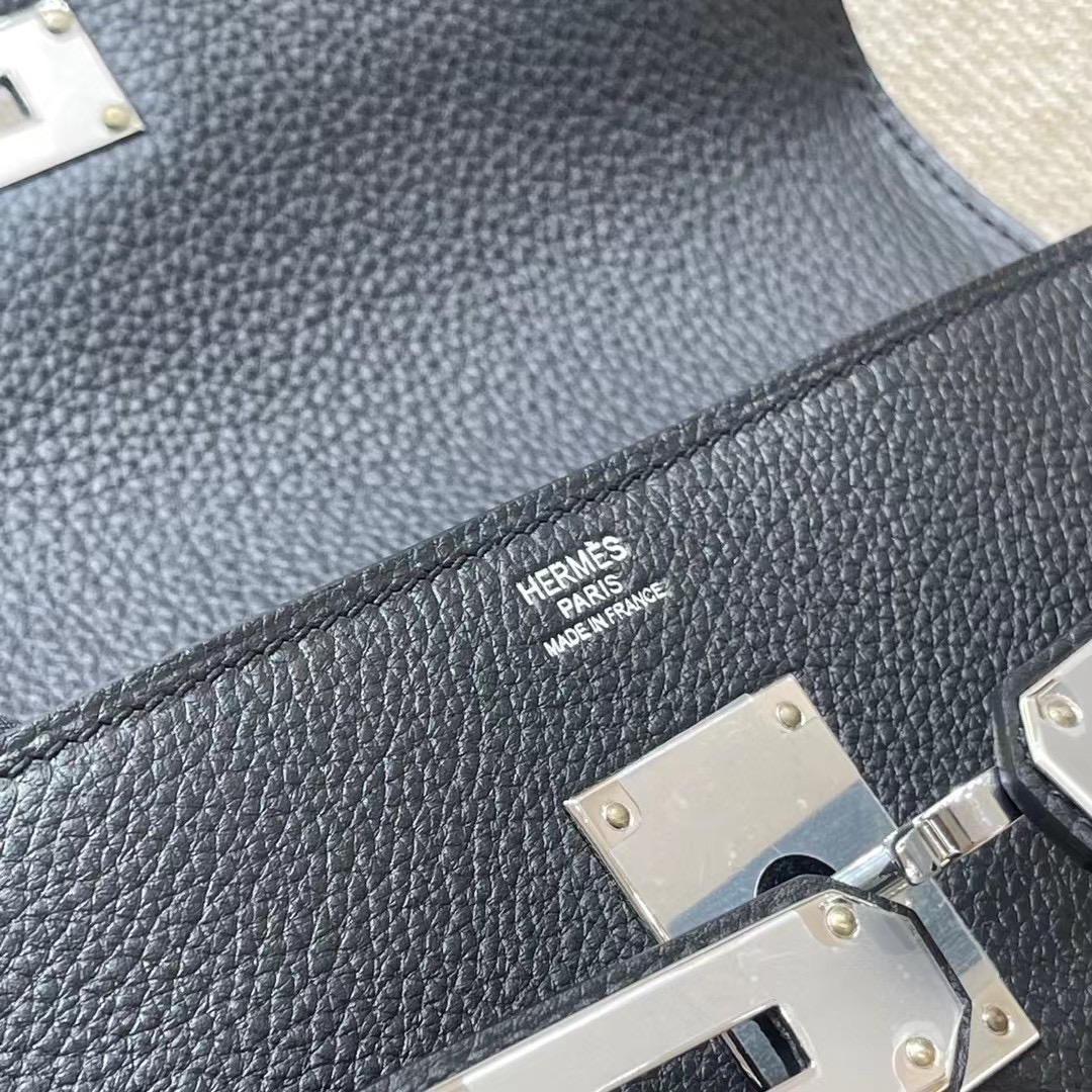 Hermès Model: Kelly Mini Messenger Color: Black with Silver Hardware Dimensions: 24*19*11cm
