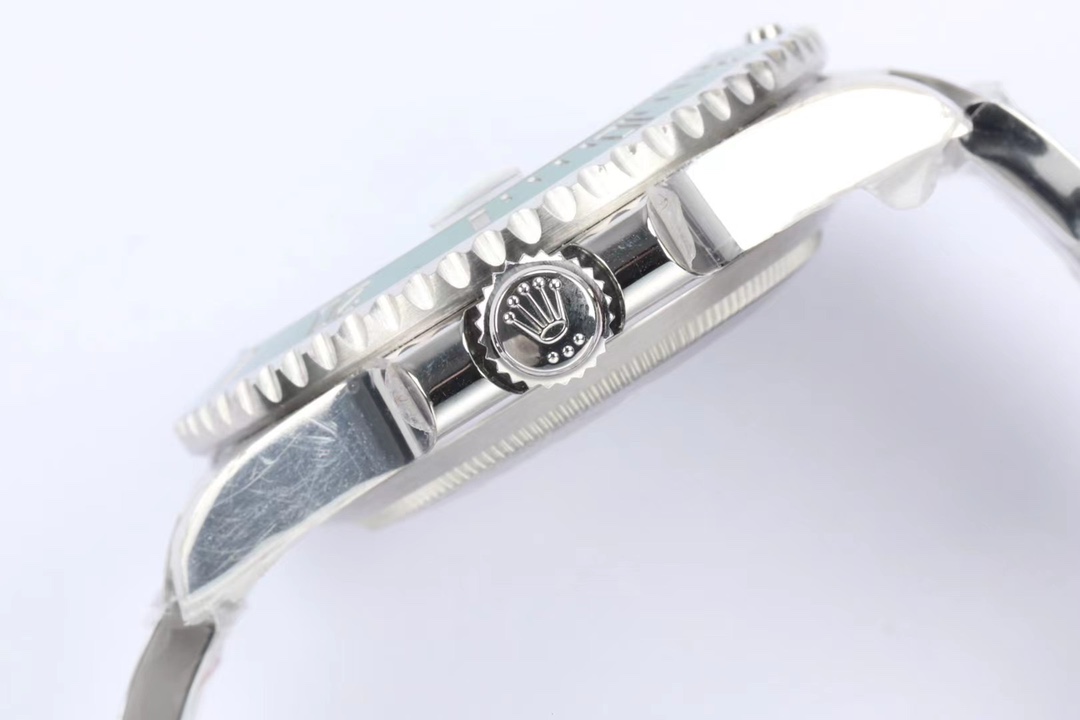 Rolex Submariner 40mm EW Factory V2 Version｜Caliber 3135 Integrated Movement (Blue Hairspring) 12.5mm Thickness Emerald Green Ceramic Bezel Sapphire Crystal Swiss Ice-Blue Luminous Solid Center Axis Instant Date Jump Date Reverse Jump Function