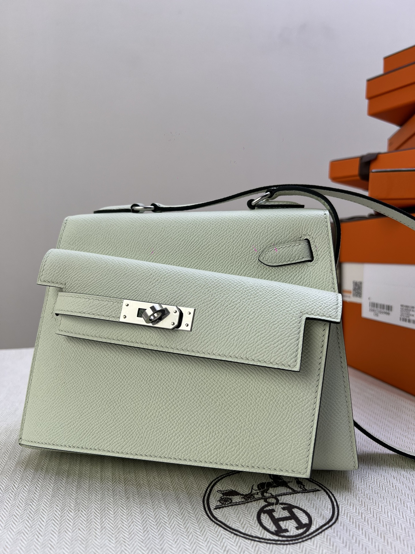 Hermès Model: Double-Faced Kelly Color: Elephant Gray with Silver Buckle Dimensions: 20*11.4*5.58cm 