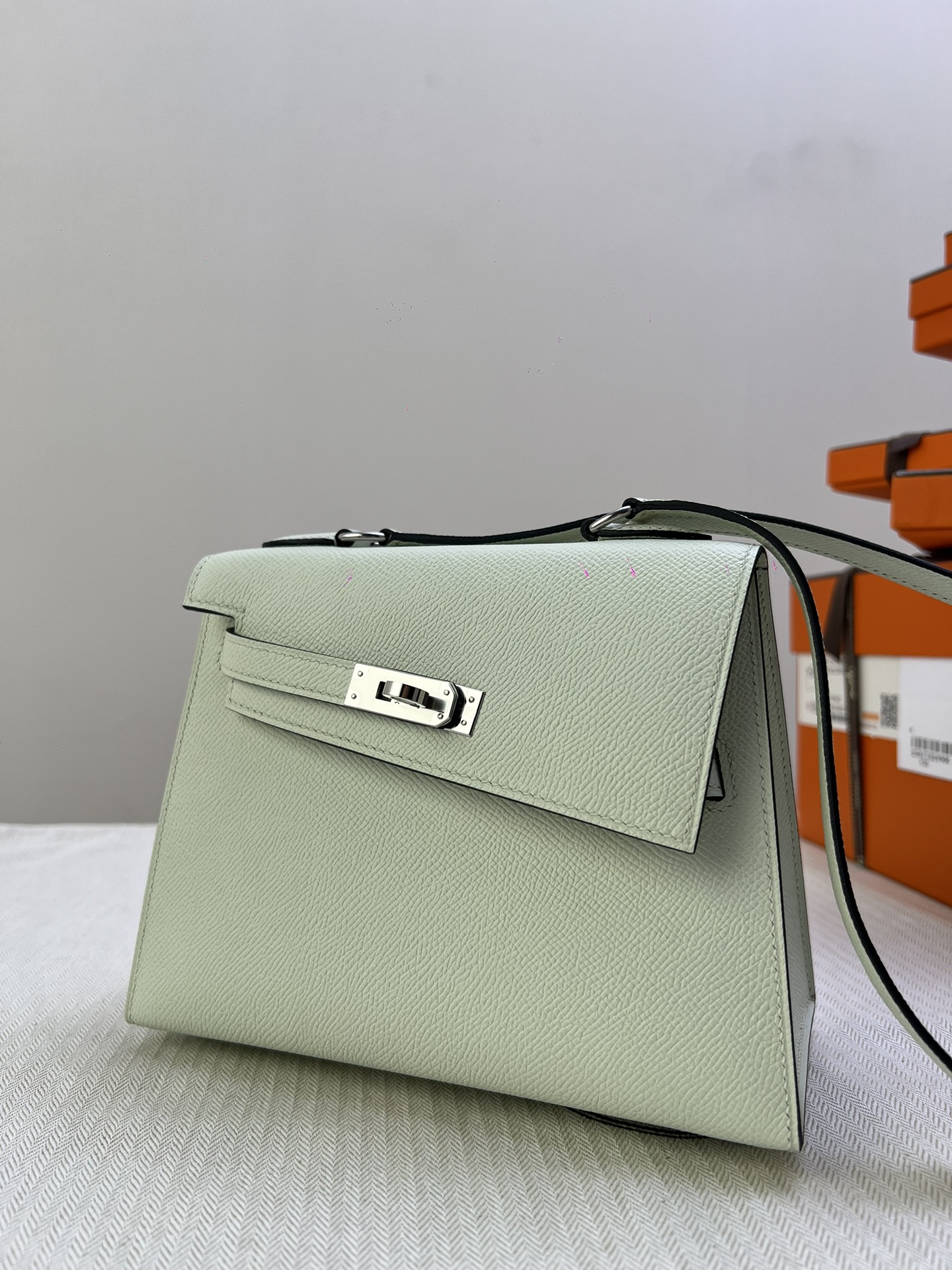 Hermès Model: Double-Faced Kelly Color: Elephant Gray with Silver Buckle Dimensions: 20*11.4*5.58cm 